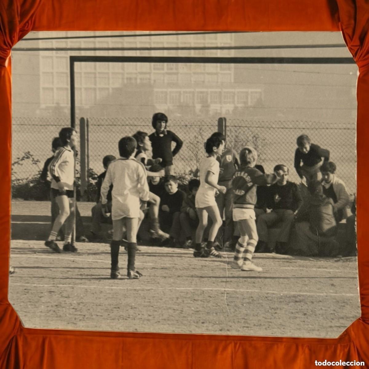Fotograf&iacute;a antigua: Fotograf&iacute;a Antigua De Partido Escolar &ndash; Escena Deportiva De Los A&ntilde;os 70 En Blanco Y Negro