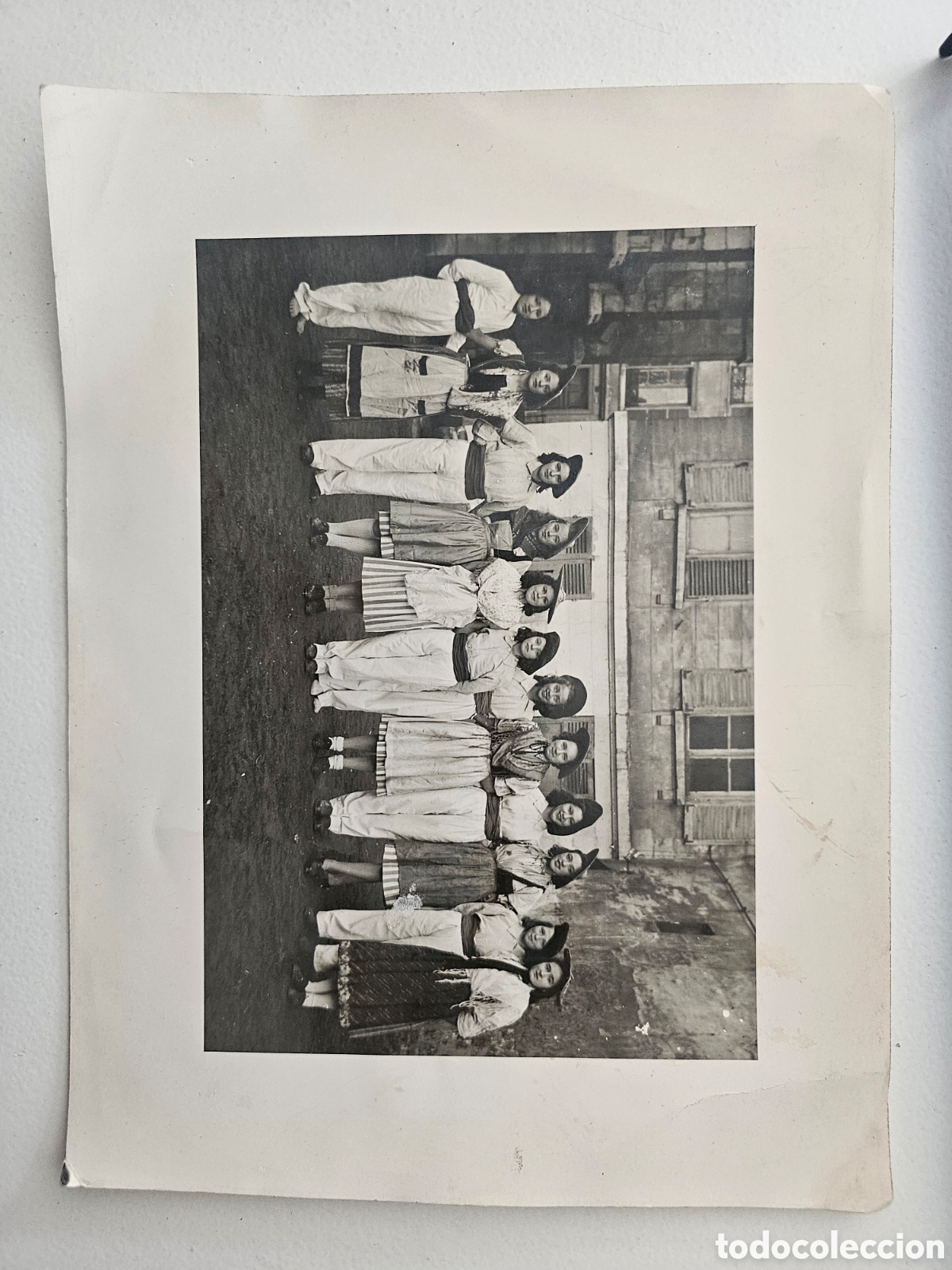 Fotograf&iacute;a antigua: ​Fotograf&iacute;a Antigua de &Eacute;poca (c. 1930s-1940s) &ndash; Grupo de J&oacute;venes con Trajes Regionales / Folcl&oacute;ricos