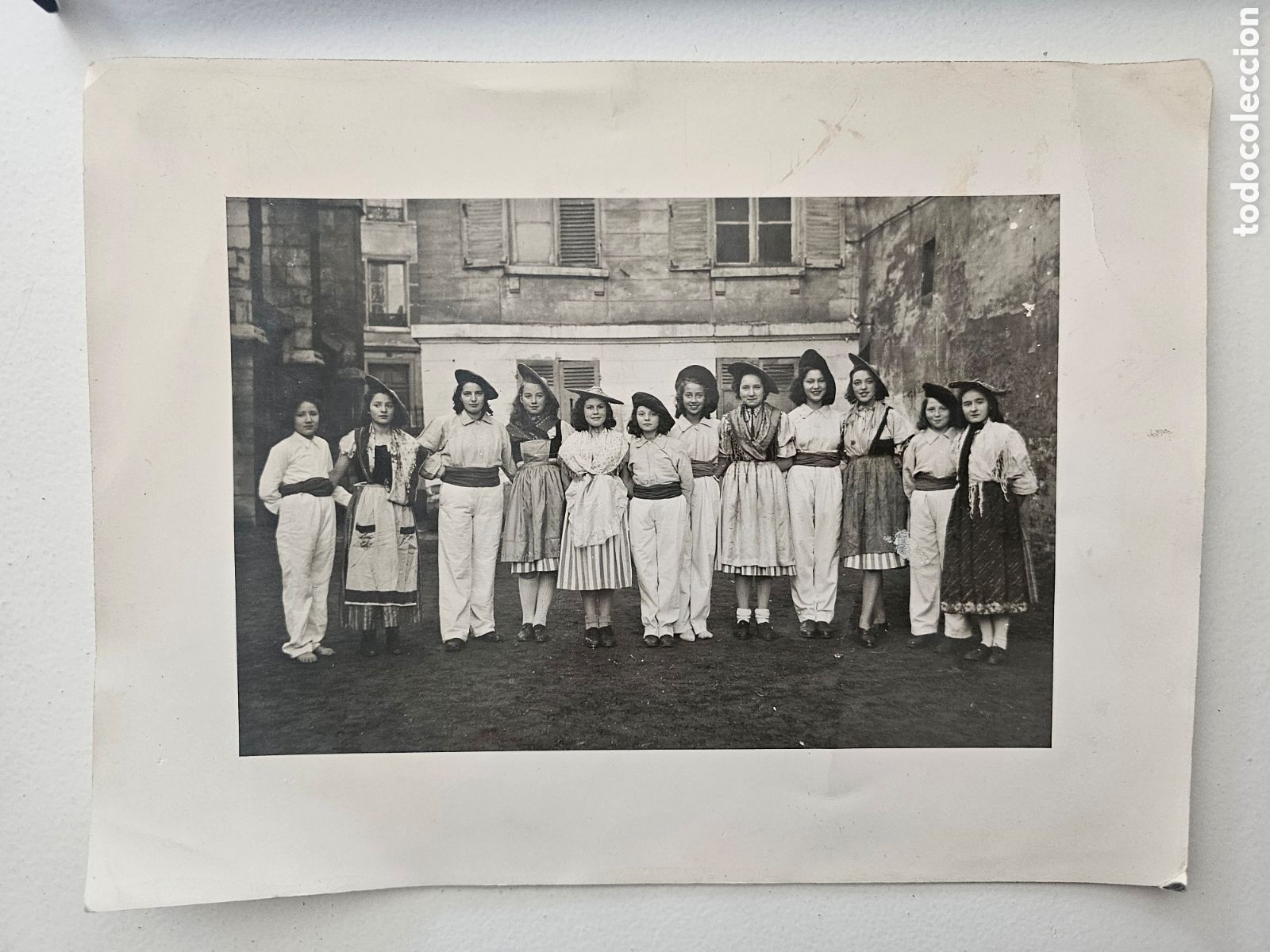 Fotograf&iacute;a antigua: ​Fotograf&iacute;a Antigua de &Eacute;poca (c. 1930s-1940s) &ndash; Grupo de J&oacute;venes con Trajes Regionales / Folcl&oacute;ricos