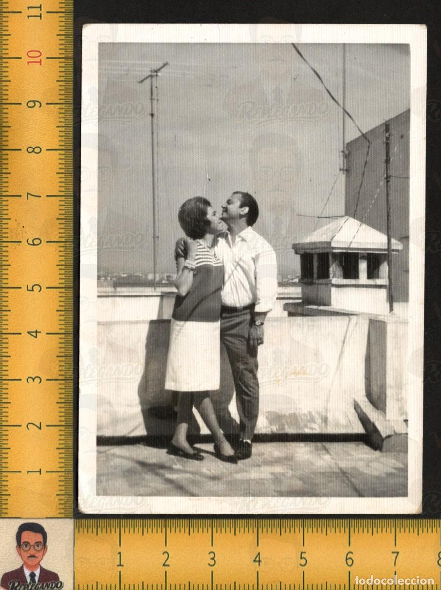 Fotograf&iacute;a antigua: EL AMOR EN LOS TEJADOS - PAREJA HOMBRE MUJER ENAMORADOS - FOTOGRAF&Iacute;A ANTIGUA ART&Iacute;STICA A&Ntilde;OS 60