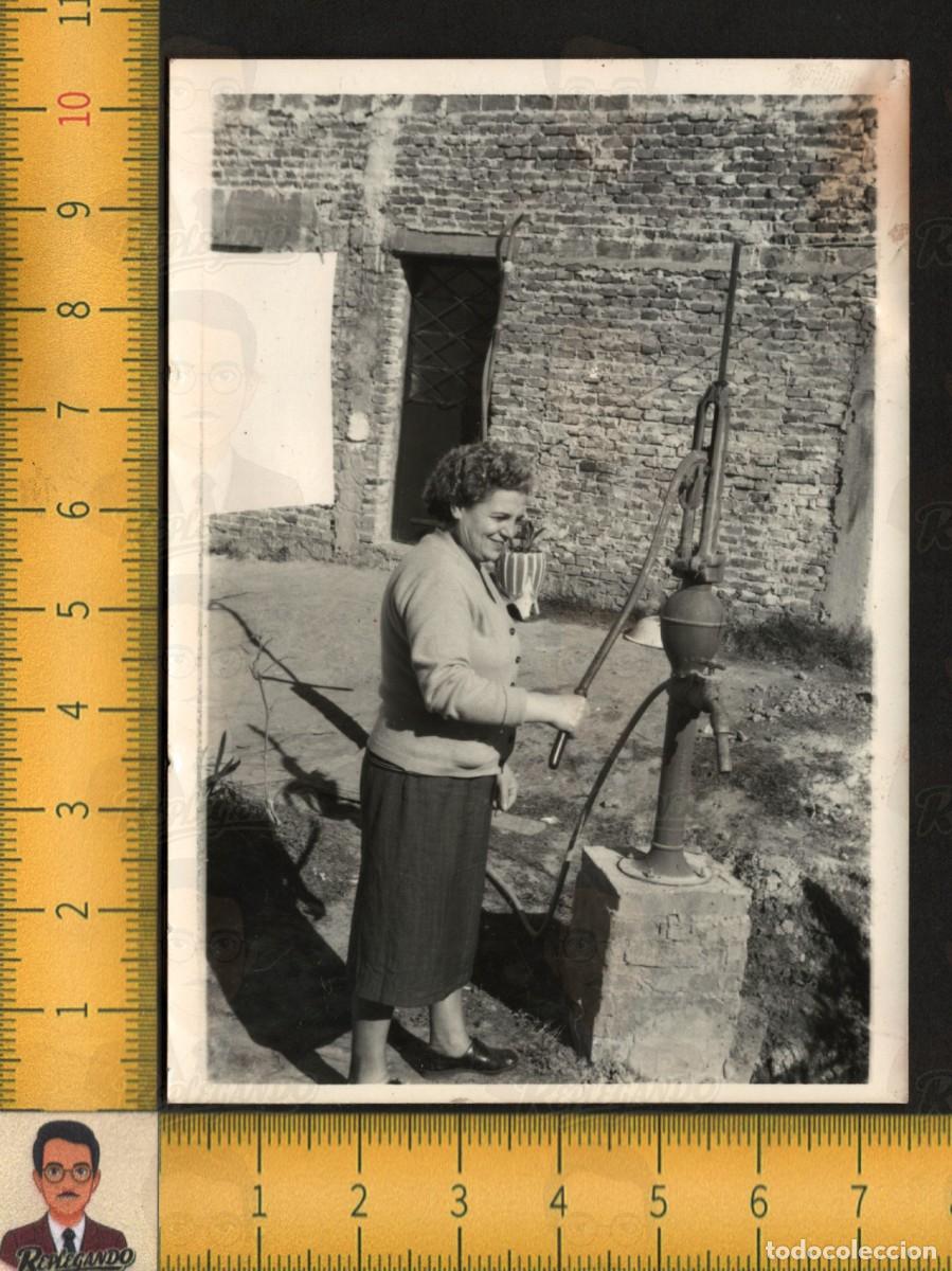 Fotograf&iacute;a antigua: MUJER BOMBEANDO AGUA CON BOMBA MANUAL &Eacute;MBOLO Y PALANCA - VIDA RURAL - FOTO ANTIGUA A&Ntilde;OS 50 ESPA&Ntilde;A
