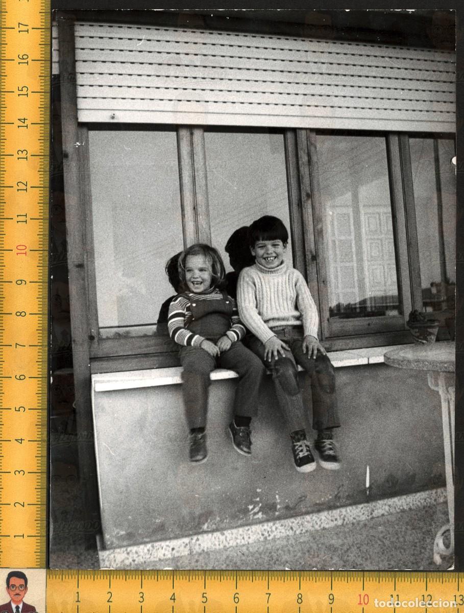 Fotograf&iacute;a antigua: PAREJA DE NI&Ntilde;OS FELICES SENTADOS EN LA VENTANA - INFANCIA FELIZ - FOTOGRAF&Iacute;A VINTAGE ESPA&Ntilde;A A&Ntilde;O 1988