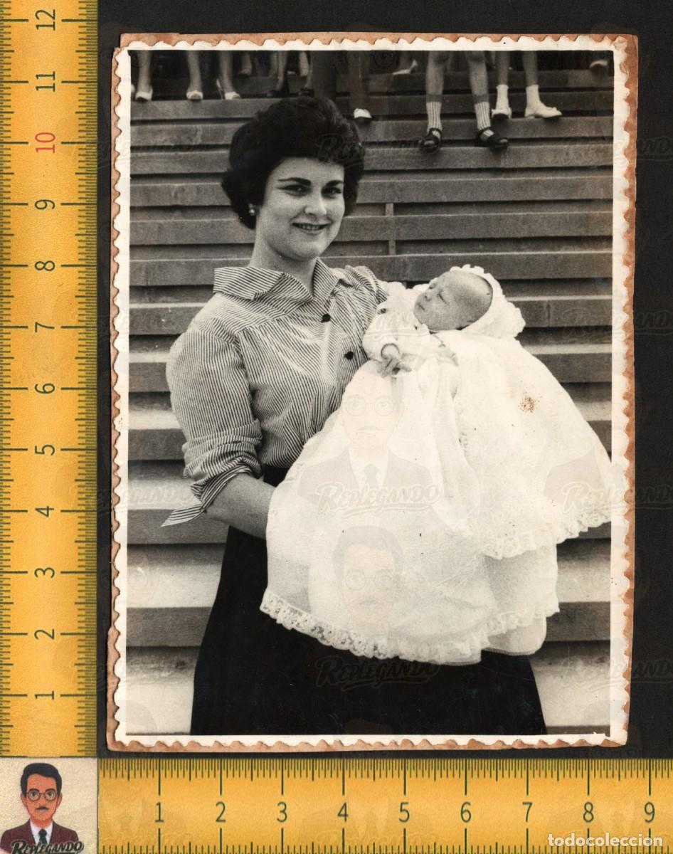 Fotograf&iacute;a antigua: D&Iacute;A DE BAUTIZO - GUAPA MUJER JOVEN CON BEB&Eacute; EN BRAZOS - FOTO ANTIGUA A&Ntilde;OS 50/60 BARCELONA