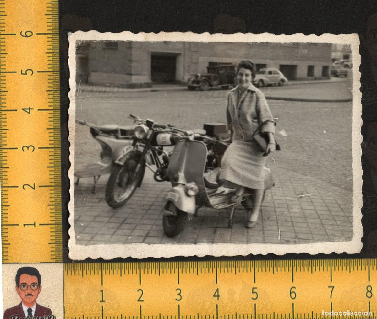 Fotograf&iacute;a antigua: BELLA GUAPA CHICA JOVEN CON VESPA Y MOTOCICLETA - MOTOS CL&Aacute;SICAS - FOTOGRAF&Iacute;A ANTIGUA A&Ntilde;OS 50 ESPA&Ntilde;A
