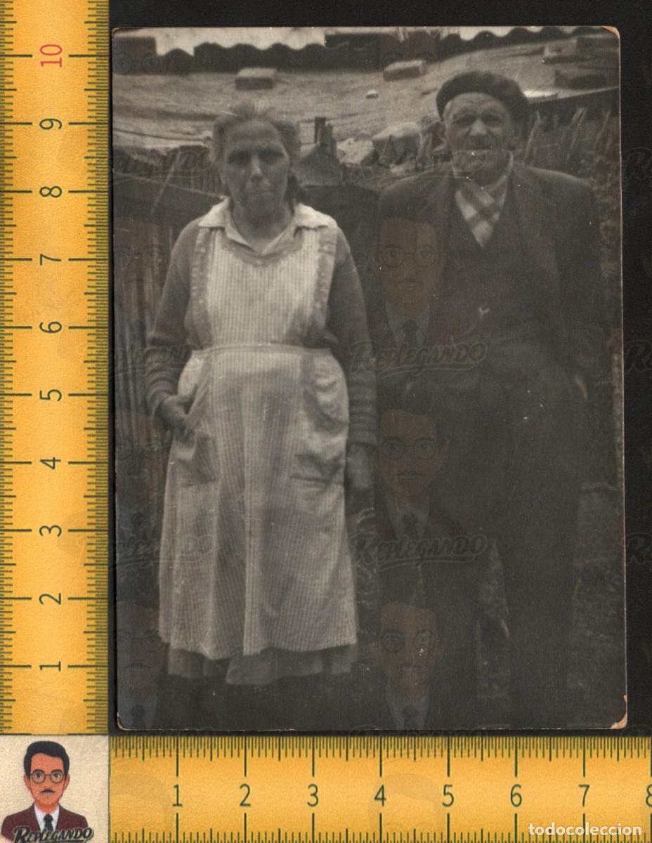 Fotograf&iacute;a antigua: LA PARTICULAR PAREJA - HOMBRE BOINA Y MUJER CAMPO CON DELANTAL - FOTO ANTIGUA A&Ntilde;OS 60 ESPA&Ntilde;A RURAL