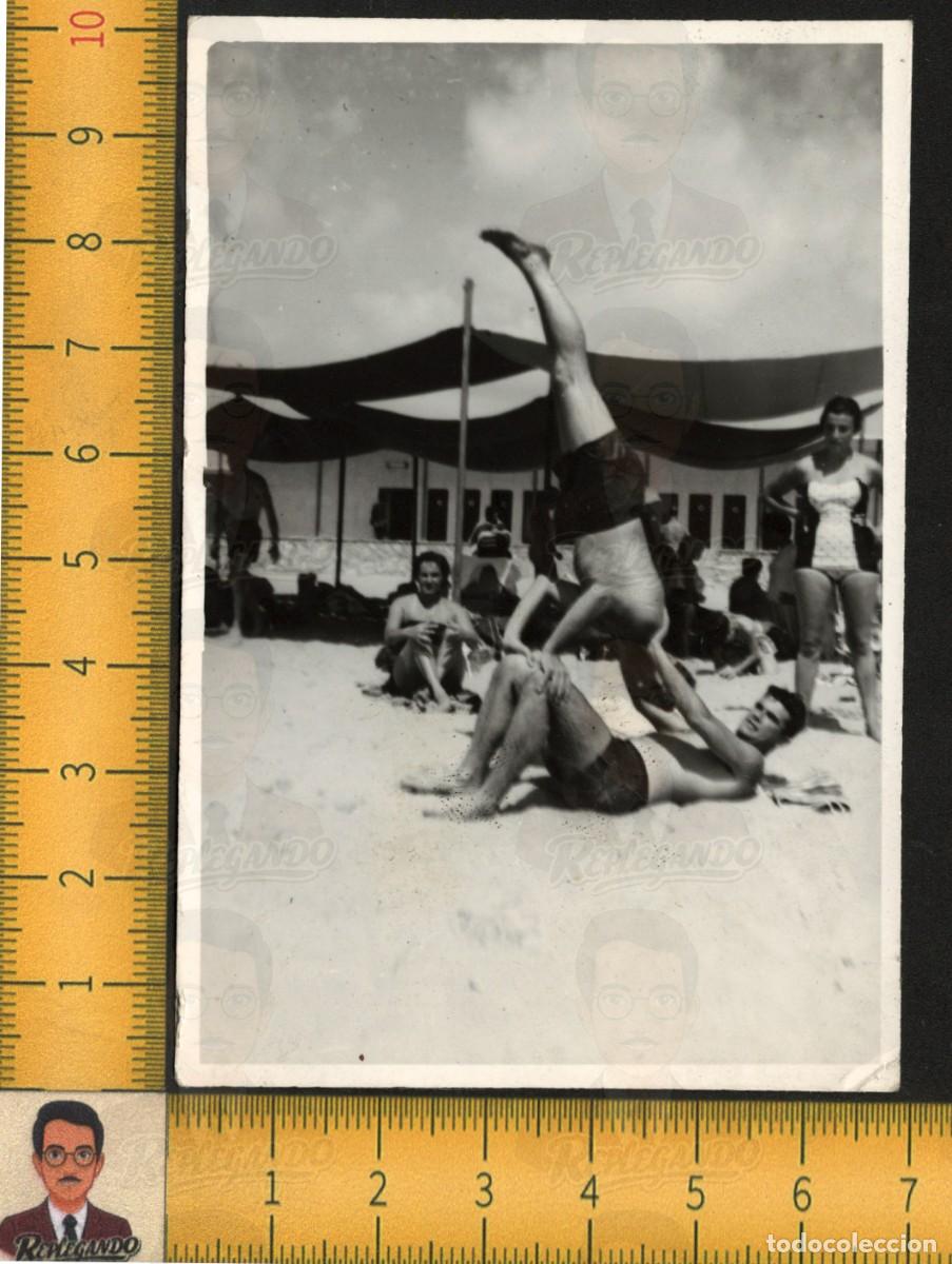 Fotograf&iacute;a antigua: PAREJA GUAPOS CHICOS J&Oacute;VENES HACIENDO ACROBACIAS PLAYA BA&Ntilde;ADOR - FOTO ANTIGUA A&Ntilde;OS 50 - LGTB ESPA&Ntilde;A