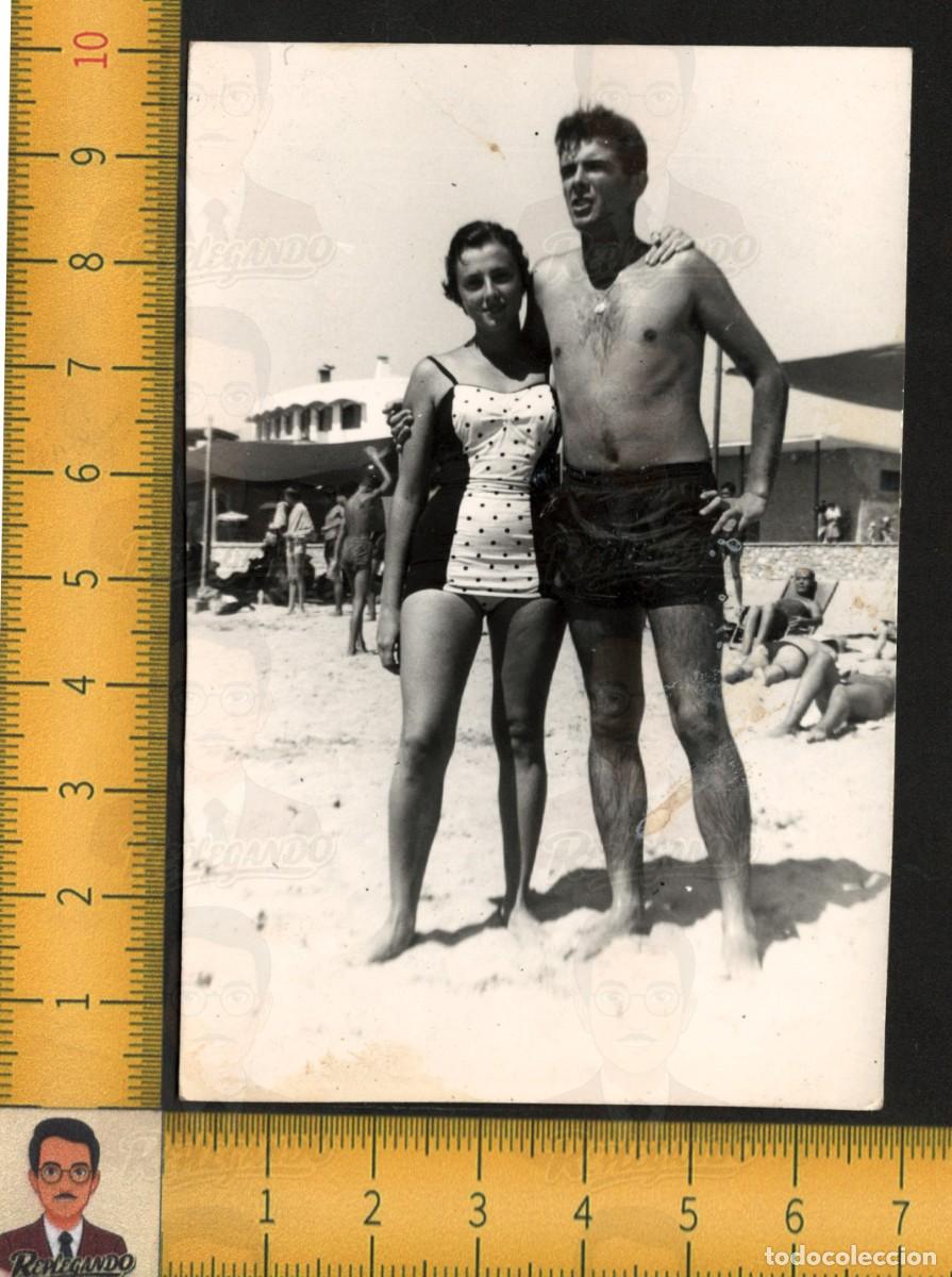 Fotograf&iacute;a antigua: ATRACTIVA PAREJA HOMBRE MUJER BA&Ntilde;ISTAS EN PLAYA - BA&Ntilde;ADOR VERANO - FOTO ANTIGUA A&Ntilde;OS 50 - ESPA&Ntilde;A MAR