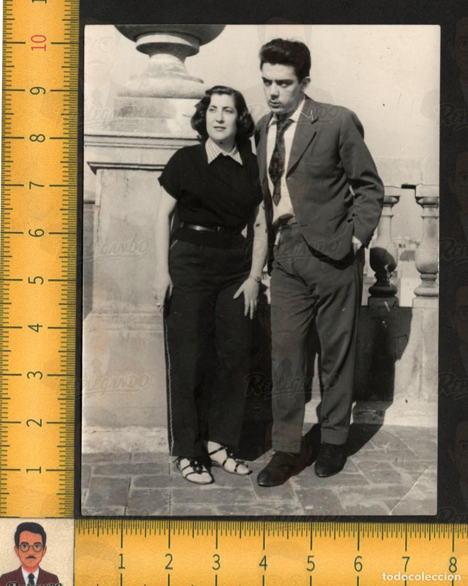 Fotograf&iacute;a antigua: ATRACTIVA PAREJA HOMBRE MUJER POSANDO - MODA ELEGANTE VESTUARIO - FOTOGRAF&Iacute;A ANTIGUA A&Ntilde;O 1957 ESPA&Ntilde;A