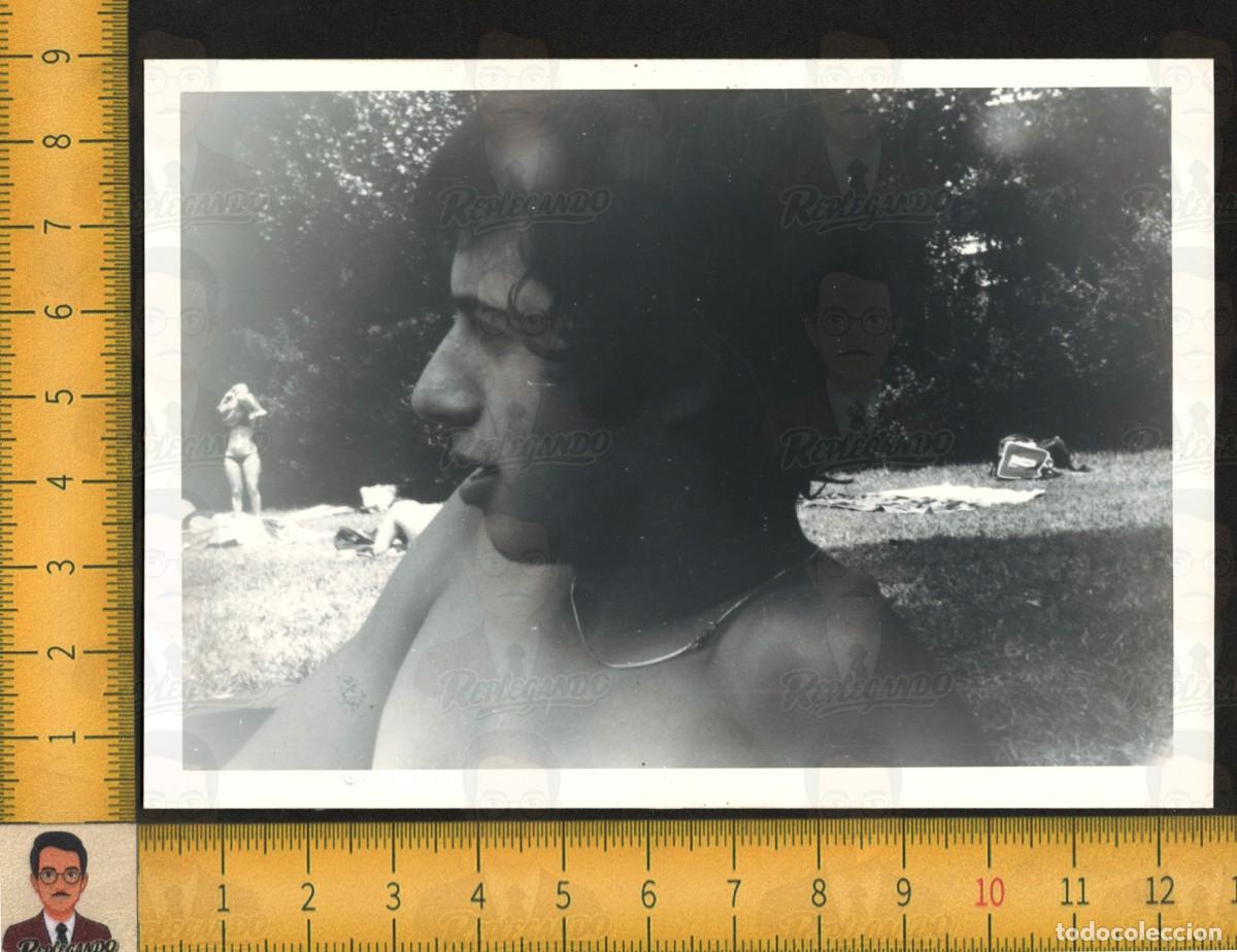 Fotograf&iacute;a antigua: SEXY RETRATO GUAPO HOMBRE JOVEN Y CHICA BIKINI - FOTO ANTIGUA ART&Iacute;STICA A&Ntilde;O 1979 - LGTB ESPA&Ntilde;A