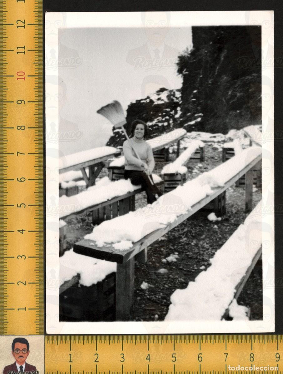 Fotograf&iacute;a antigua: LA REINA DE LAS NIEVES - GUAPA MUJER JOVEN ESCOBA MONTA&Ntilde;A NEVADA - FOTO ANTIGUA A&Ntilde;OS 60 - VALENC