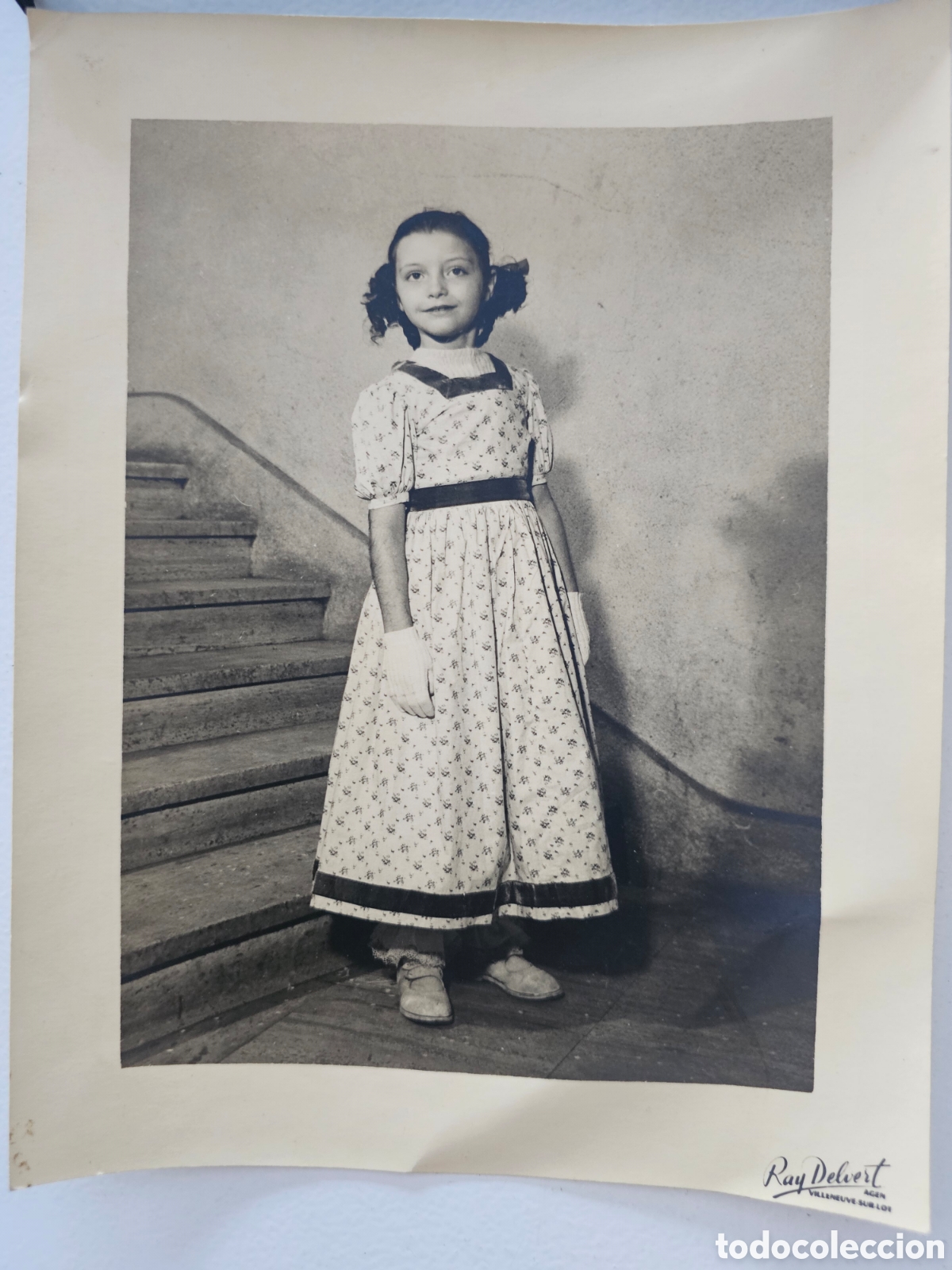 Fotograf&iacute;a antigua: ​Fotograf&iacute;a - Ni&ntilde;a con traje regional - Firma Ray Delvert Agen / Villeneuve-sur-Lot Francia France