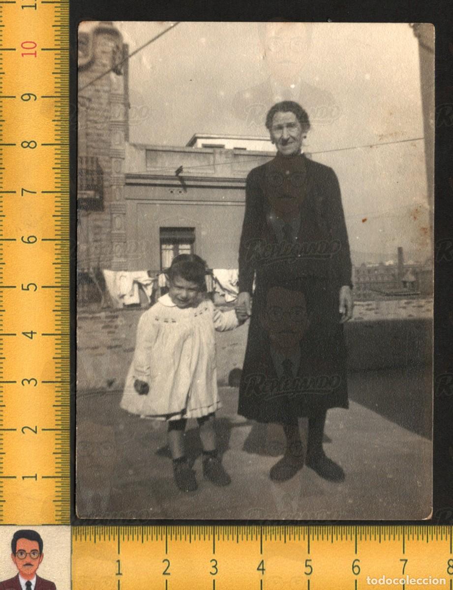 Fotograf&iacute;a antigua: FELIZ ABUELA ENLUTADA Y SU NIETA - MUJER NI&Ntilde;A FAMILIA - FOTOGRAF&Iacute;A ANTIGUA ART&Iacute;STICA A&Ntilde;OS 50 ESPA&Ntilde;A