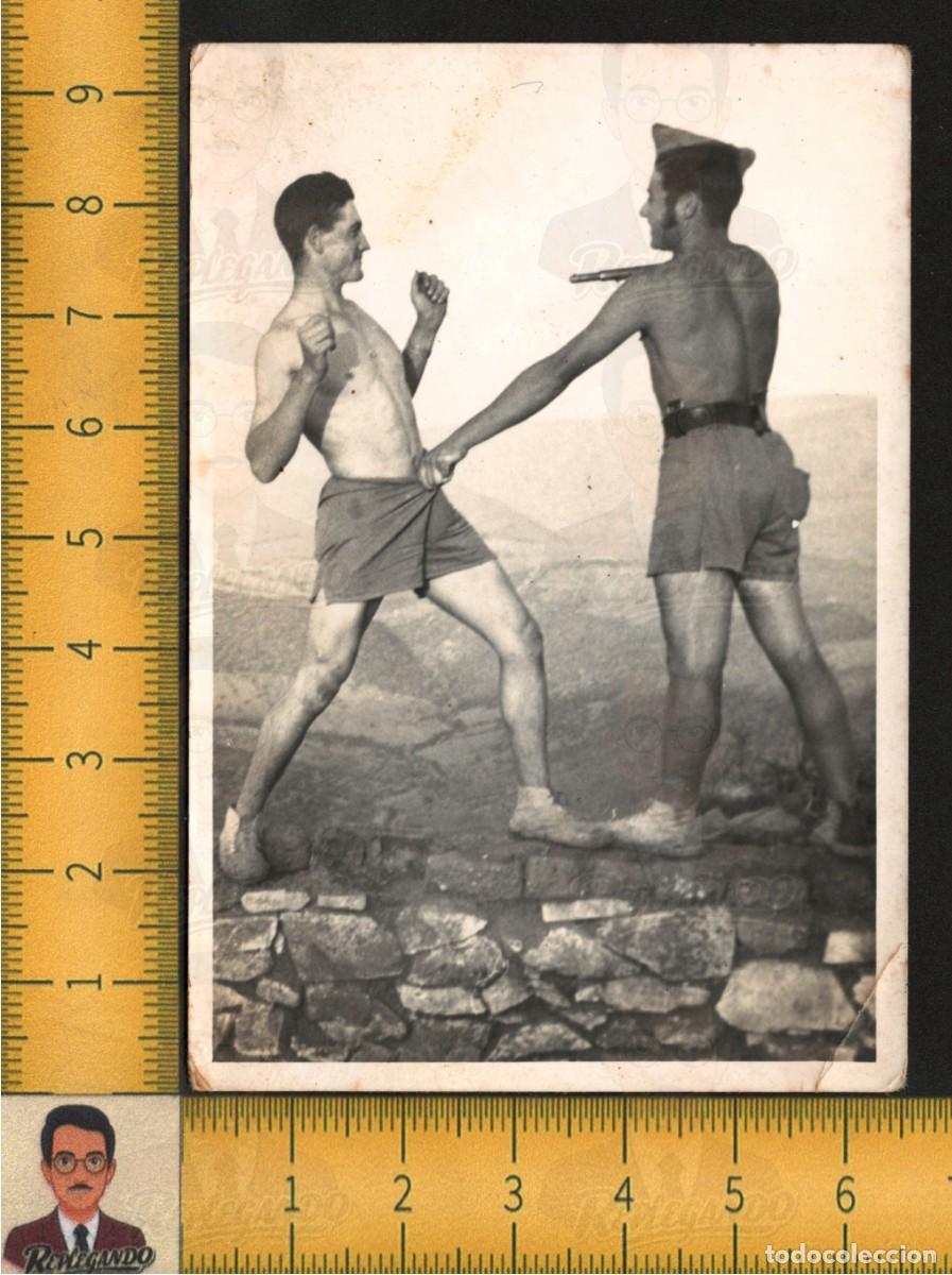 Fotograf&iacute;a antigua: M&Aacute;TAME - SEXY PAREJA GUAPO HOMBRE JOVEN TORSO DESNUDO PISTOLA SOLDADO - FOTO LGTB ART&Iacute;STICA A&Ntilde;OS 60