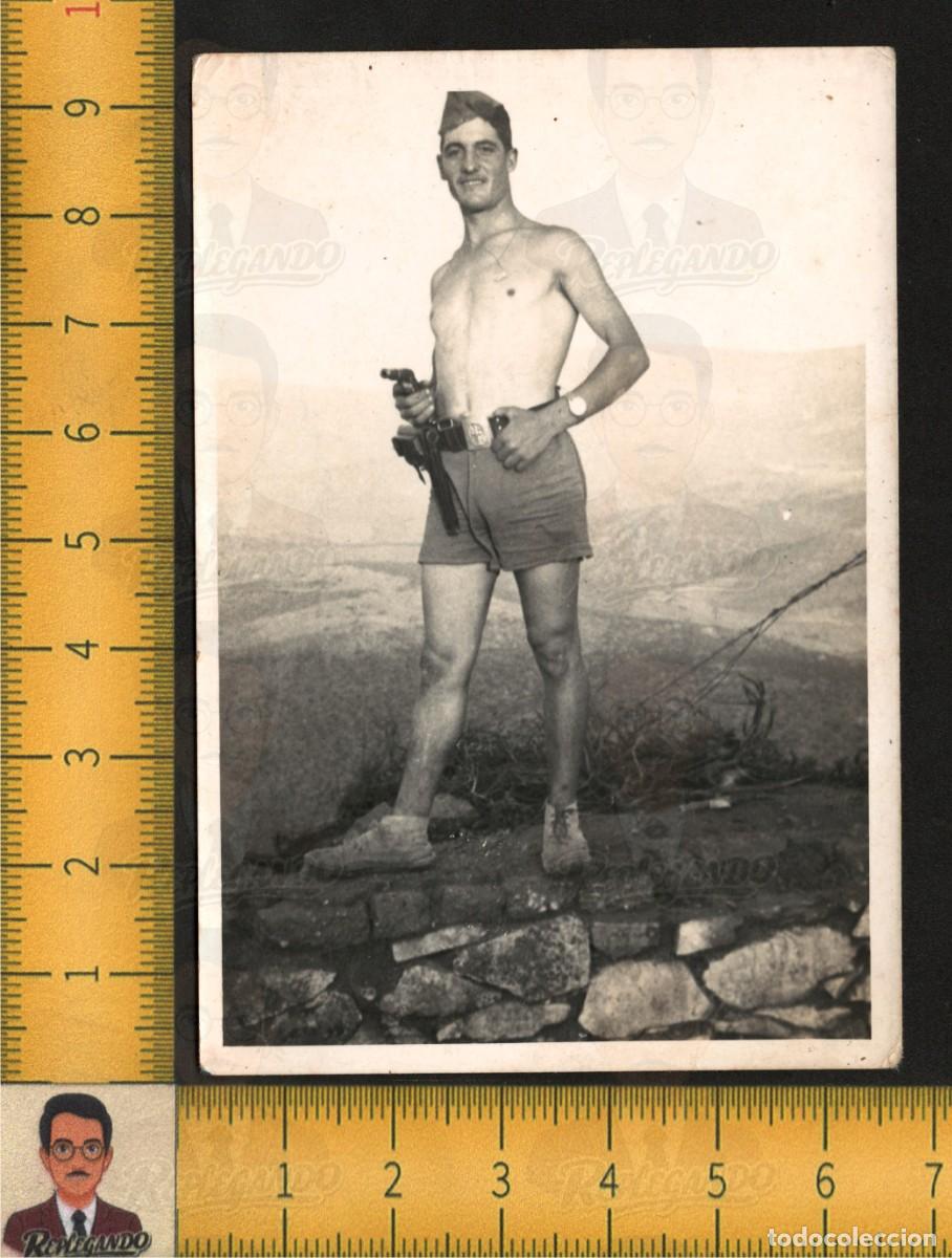 Fotograf&iacute;a antigua: SEXY GUAPO HOMBRE JOVEN TORSO DESNUDO PISTOLA SOLDADO MILITAR - FOTO ART&Iacute;STICA LGBT A&Ntilde;OS 60 ESPA&Ntilde;A