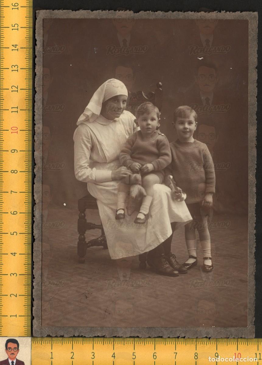 Fotograf&iacute;a antigua: DAMA DE CR&Iacute;A GUAPA MUJER JOVEN DOS NI&Ntilde;OS HERMANOS JUGUETES - FOTOGRAF&Iacute;A ANTIGUA ESTUDIO A&Ntilde;OS 10/20
