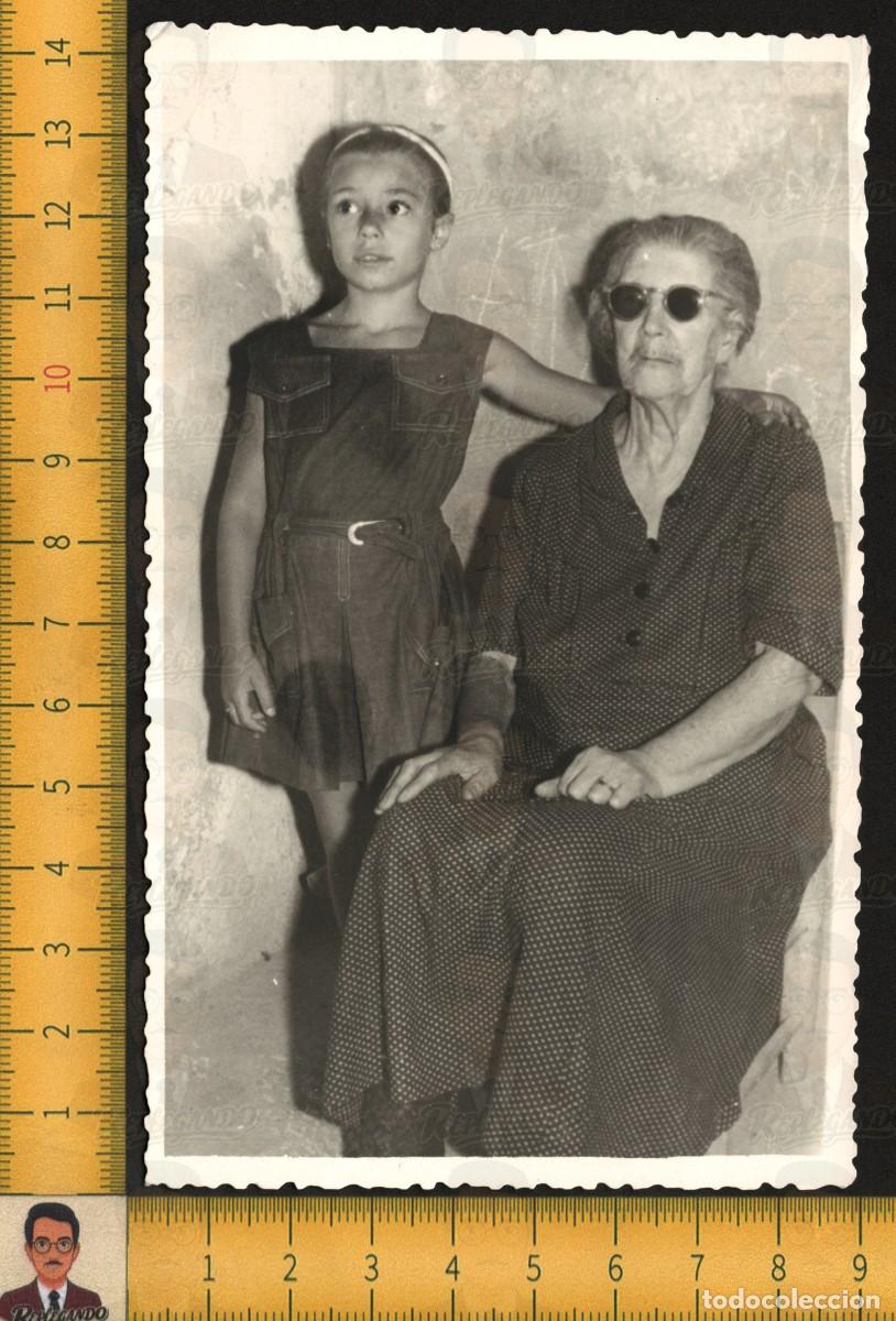Fotograf&iacute;a antigua: LA ABUELA GAFAS DE SOL - MUJER MAYOR NI&Ntilde;A INFANCIA - FOTOGRAF&Iacute;A ANTIGUA ART&Iacute;STICA A&Ntilde;O 1962 ESPA&Ntilde;A