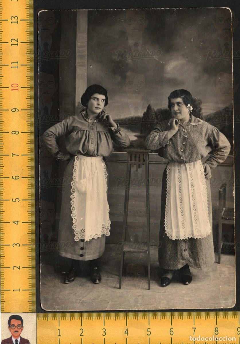 Fotograf&iacute;a antigua: PAREJA BELLAS MUJERES J&Oacute;VENES POSAN DELANTAL - FOTOGRAF&Iacute;A ANTIGUA ART&Iacute;STICA ESTUDIO A&Ntilde;OS 10/20