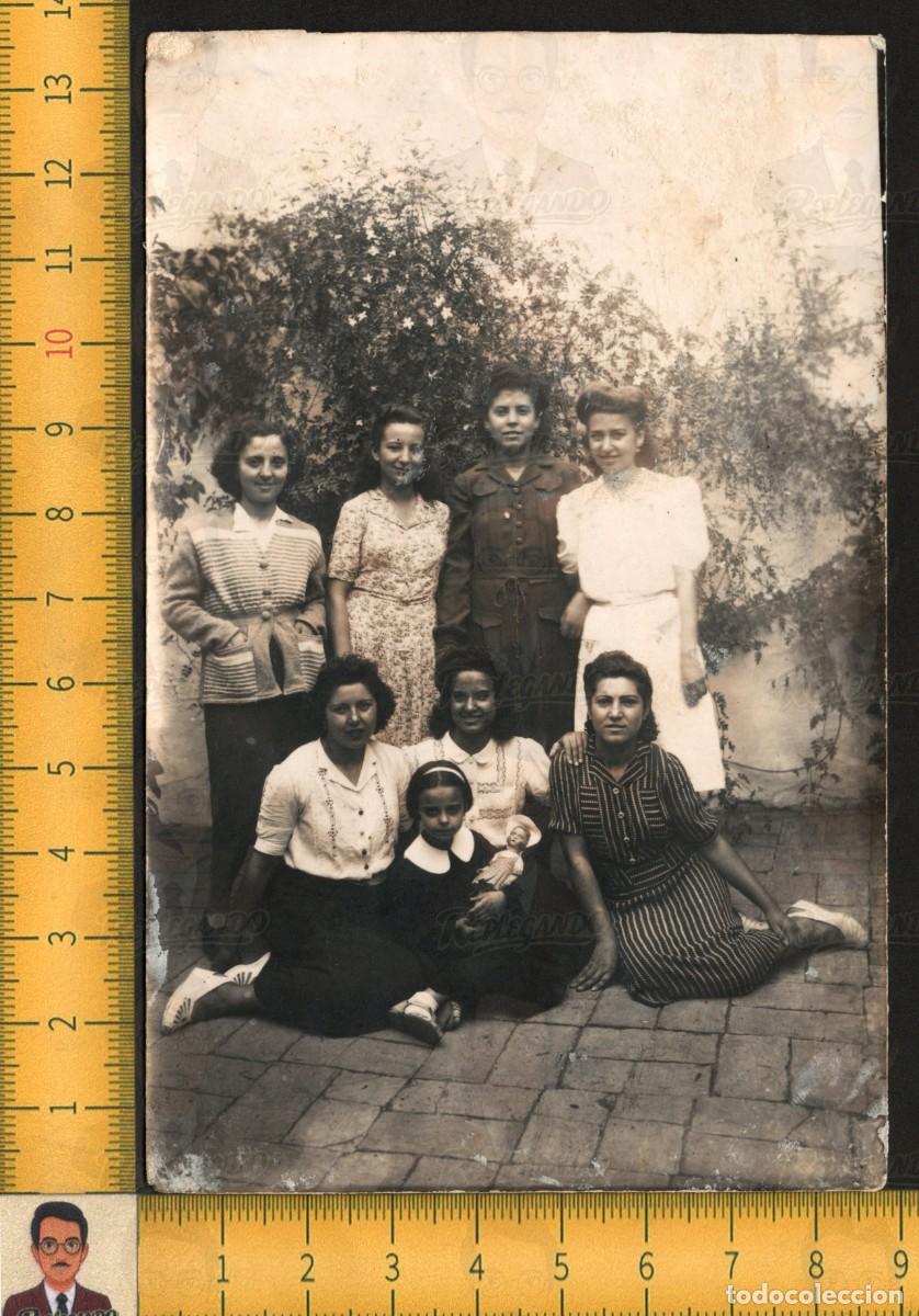 Fotograf&iacute;a antigua: NI&Ntilde;A MU&Ntilde;ECA JUGUETE - GRUPO GUAPAS CHICAS J&Oacute;VENES - FOTOGRAF&Iacute;A ANTIGUA ART&Iacute;STICA A&Ntilde;OS 40/50 ESPA&Ntilde;A