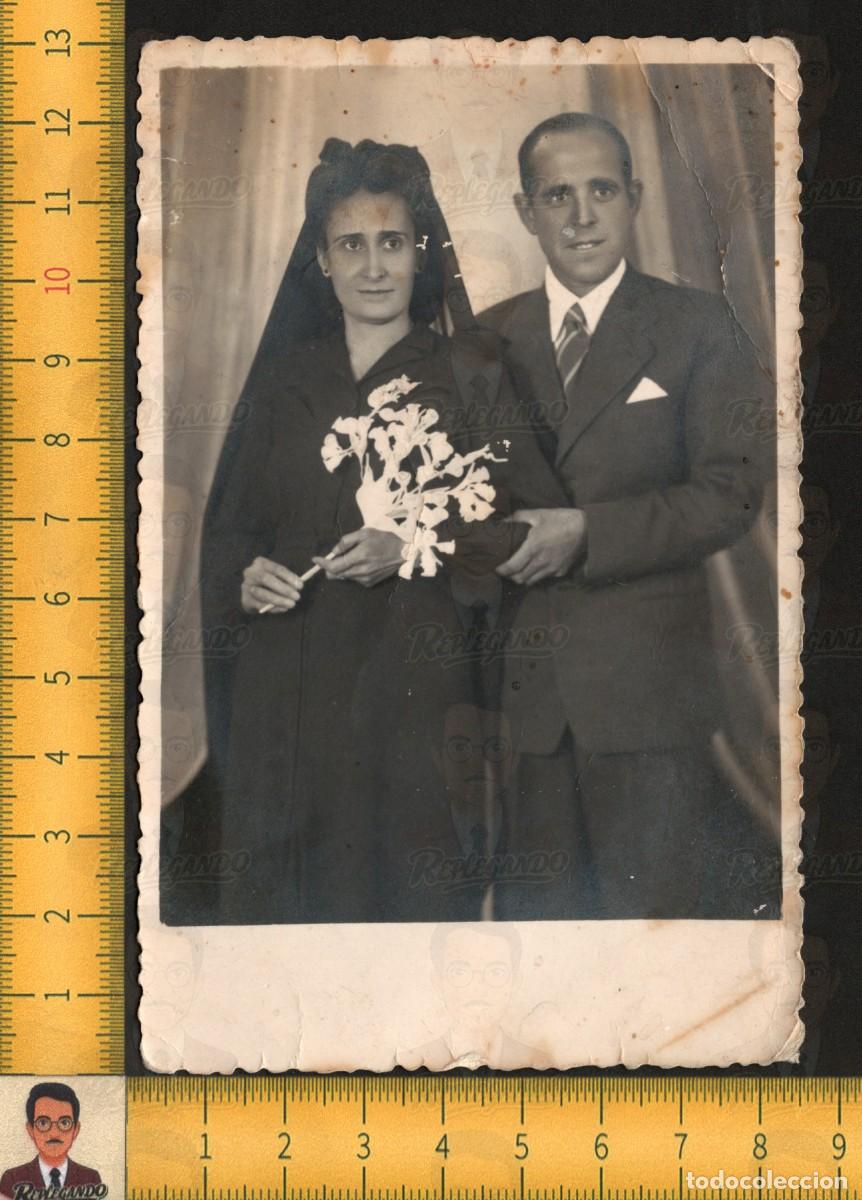 Fotograf&iacute;a antigua: RETRATO PAREJA - MUJER MANTILLA RAMO FLORES HOMBRE TRAJE - FOTO ANTIGUA MALAG&Oacute;N CIUDAD REAL A&Ntilde;O 1945