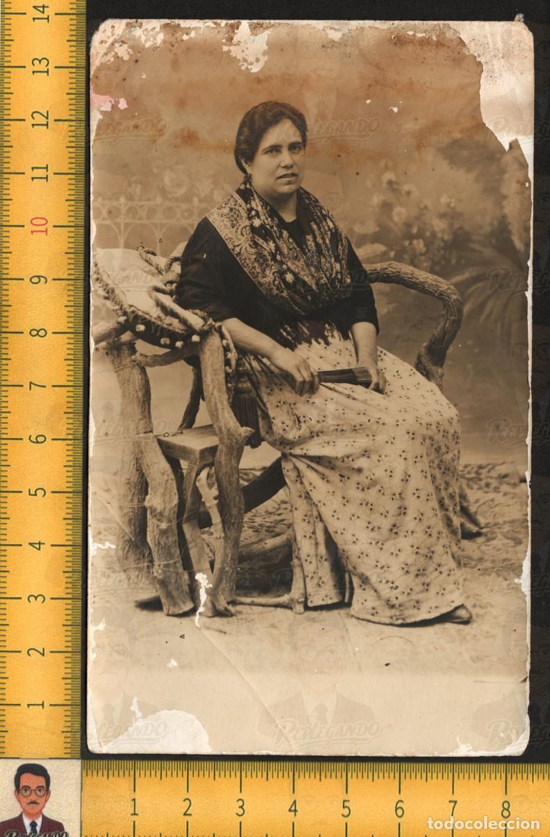 Fotograf&iacute;a antigua: RETRATO SE&Ntilde;ORA MUJER ABANICO MANT&Oacute;N SILL&Oacute;N R&Uacute;STICO - FOTO ANTIGUA ART&Iacute;STICA ESTUDIO A&Ntilde;OS 20 - ESPA&Ntilde;A