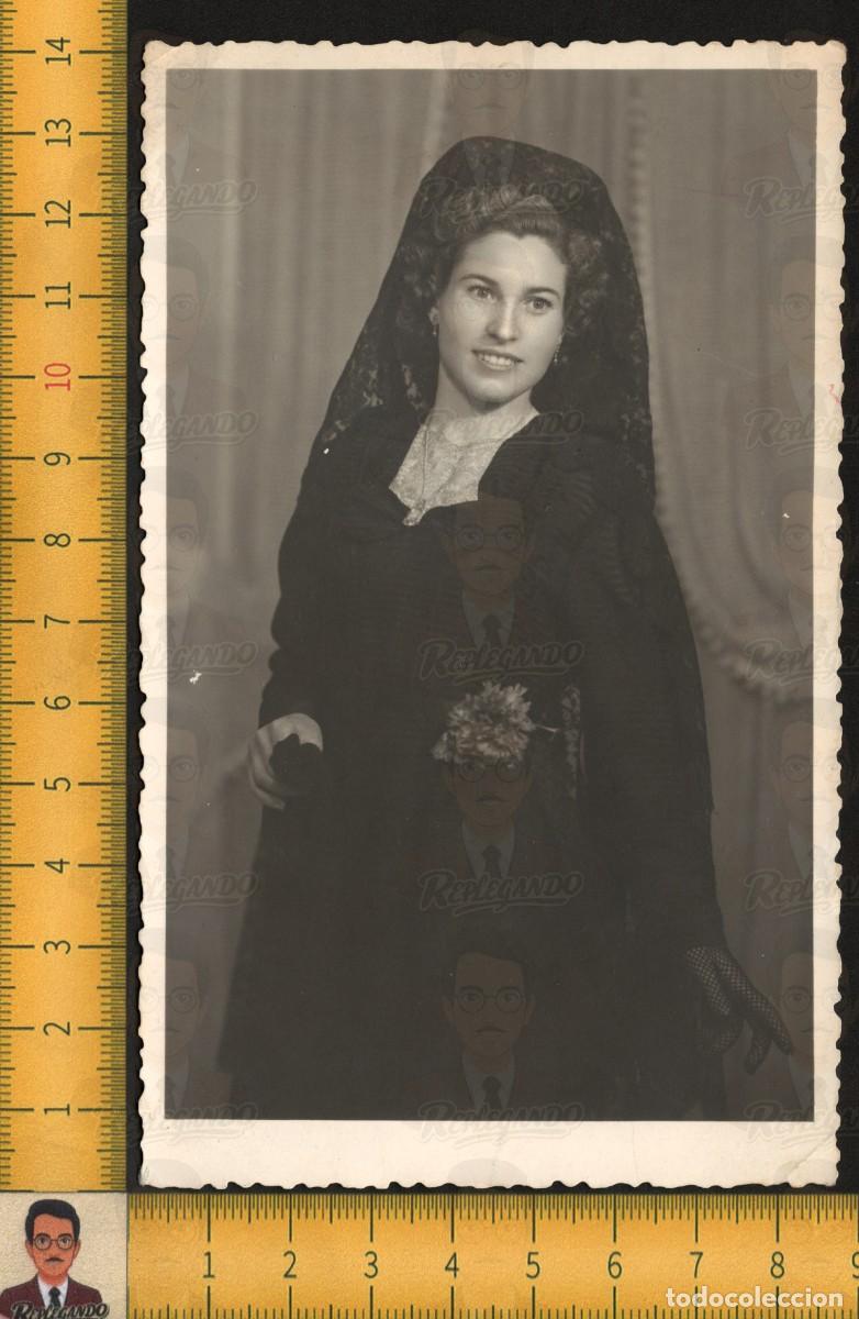Fotograf&iacute;a antigua: RETRATO GUAPA MUJER JOVEN VESTIDO NEGRO MANTILLA CLAVEL - FOTO ANTIGUA ESTUDIO A&Ntilde;OS 50 - ONTENIENTE