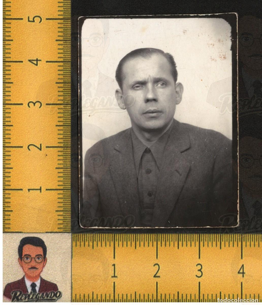 Fotograf&iacute;a antigua: FOTOMAT&Oacute;N - HOMBRE EXTRA&Ntilde;A MIRADA SERIO ELEGANTE CHAQUETA - FOTO ANTIGUA PHOTOMATON A&Ntilde;OS 50 - ESPA&Ntilde;A
