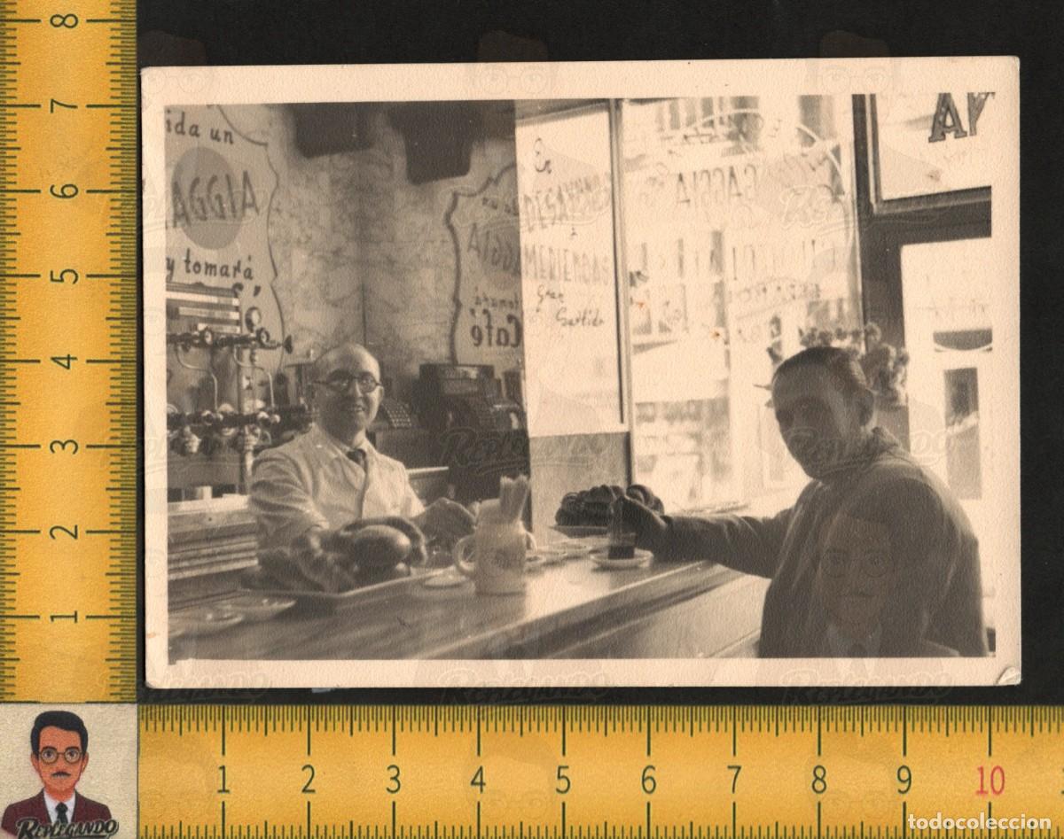 Fotograf&iacute;a antigua: BAR CAFETER&Iacute;A CAMARERO CLIENTE CAF&Eacute; CAFETERA GAGGIA - FOTOGRAF&Iacute;A ANTIGUA A&Ntilde;OS 50 VALENCIA HOSTELER&Iacute;A