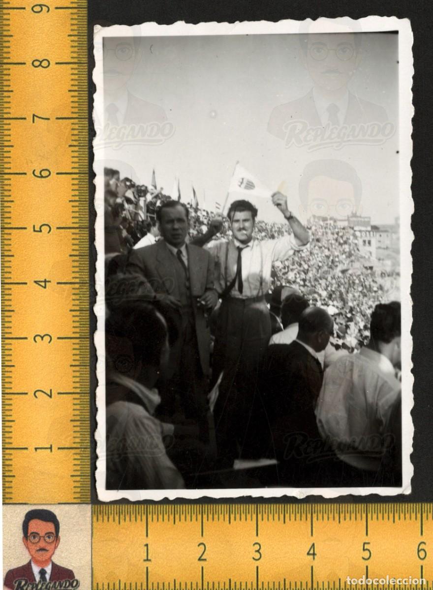 Fotograf&iacute;a antigua: AFICIONADO VALENCIA CF BANDER&Iacute;N ESCUDO F&Uacute;TBOL - ESTADIO &iquest;MESTALLA? - FOTO ANTIGUA A&Ntilde;OS 50 VALENCIA