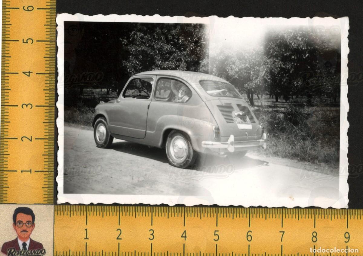 Fotograf&iacute;a antigua: GUAPA CHICA JOVEN SONRISA SEAT 600 COCHE CL&Aacute;SICO EXTRA&Ntilde;A MATR&Iacute;CULA V-633 / FOTO ANTIGUA A&Ntilde;OS 50