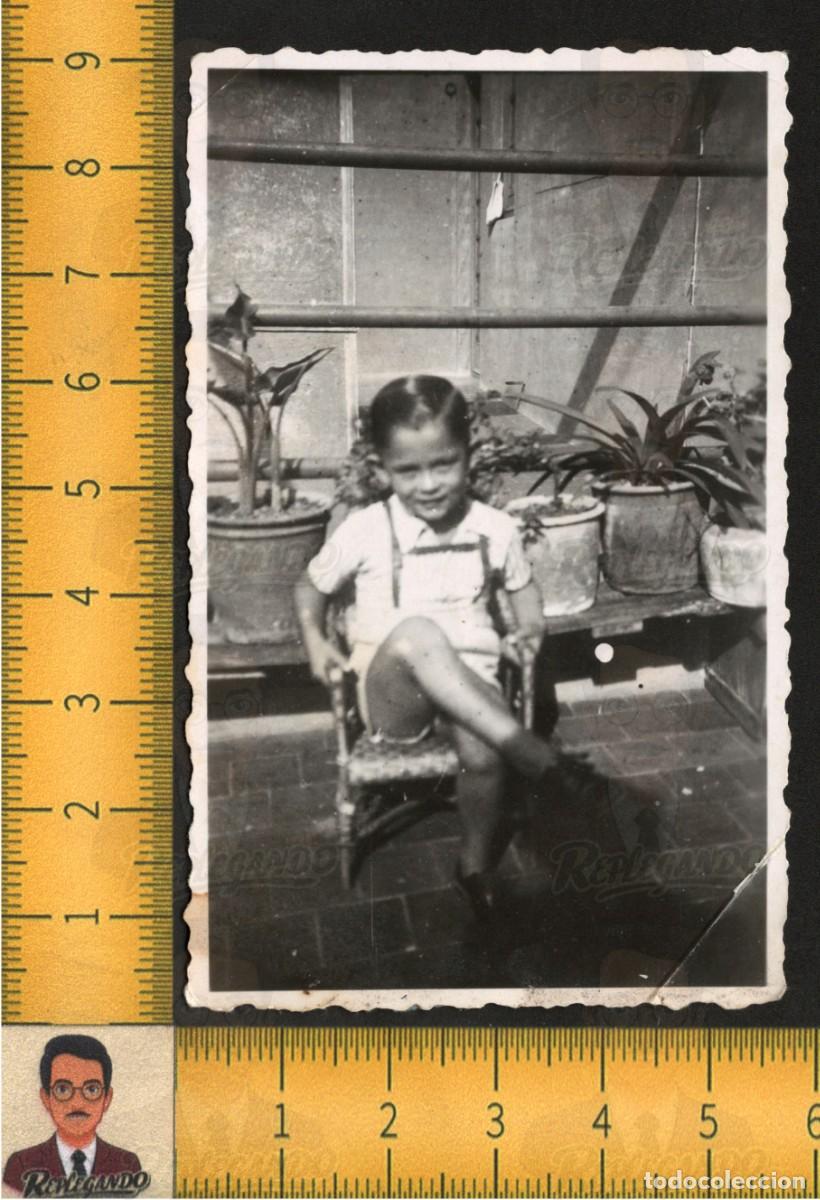 Fotograf&iacute;a antigua: SIMP&Aacute;TICO NI&Ntilde;O POSA SENTADO RODEADO MACETAS FLORES - FOTO ANTIGUA A&Ntilde;OS 50 - INFANCIA FELIZ ESPA&Ntilde;A