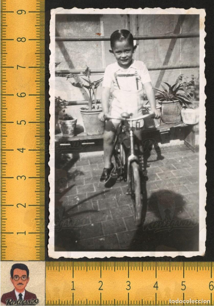 Fotograf&iacute;a antigua: SIMP&Aacute;TICO NI&Ntilde;O BICICLETA POSA RODEADO MACETAS FLORES - FOTO ANTIGUA A&Ntilde;OS 50 - INFANCIA FELIZ ESPA&Ntilde;A