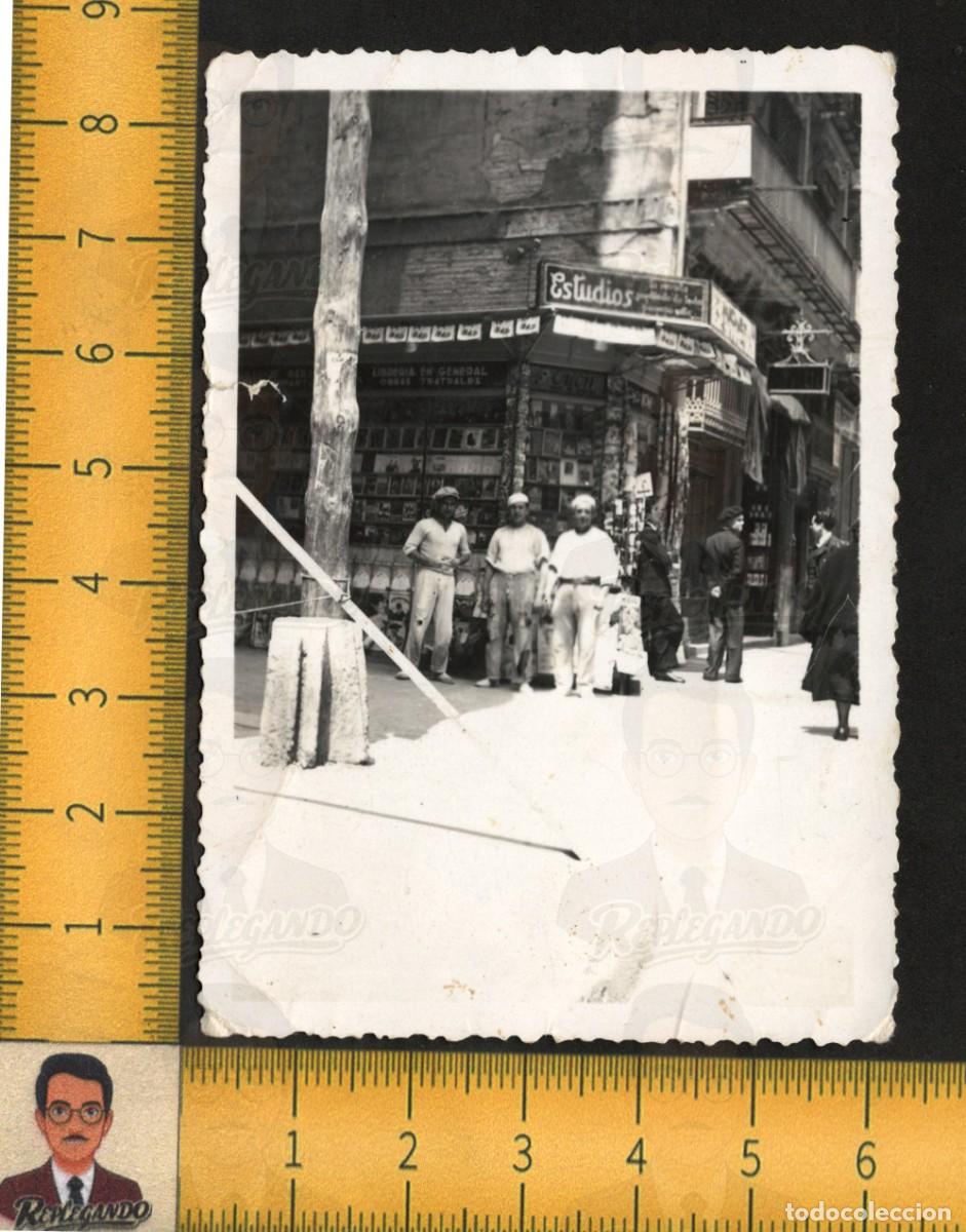 Fotograf&iacute;a antigua: OBREROS CONSTRUCCI&Oacute;N HOMBRES POSANDO FRENTE LIBRER&Iacute;A - &iquest;VALENCIA? - FOTO ANTIGUA A&Ntilde;OS 50/60 ESPA&Ntilde;A