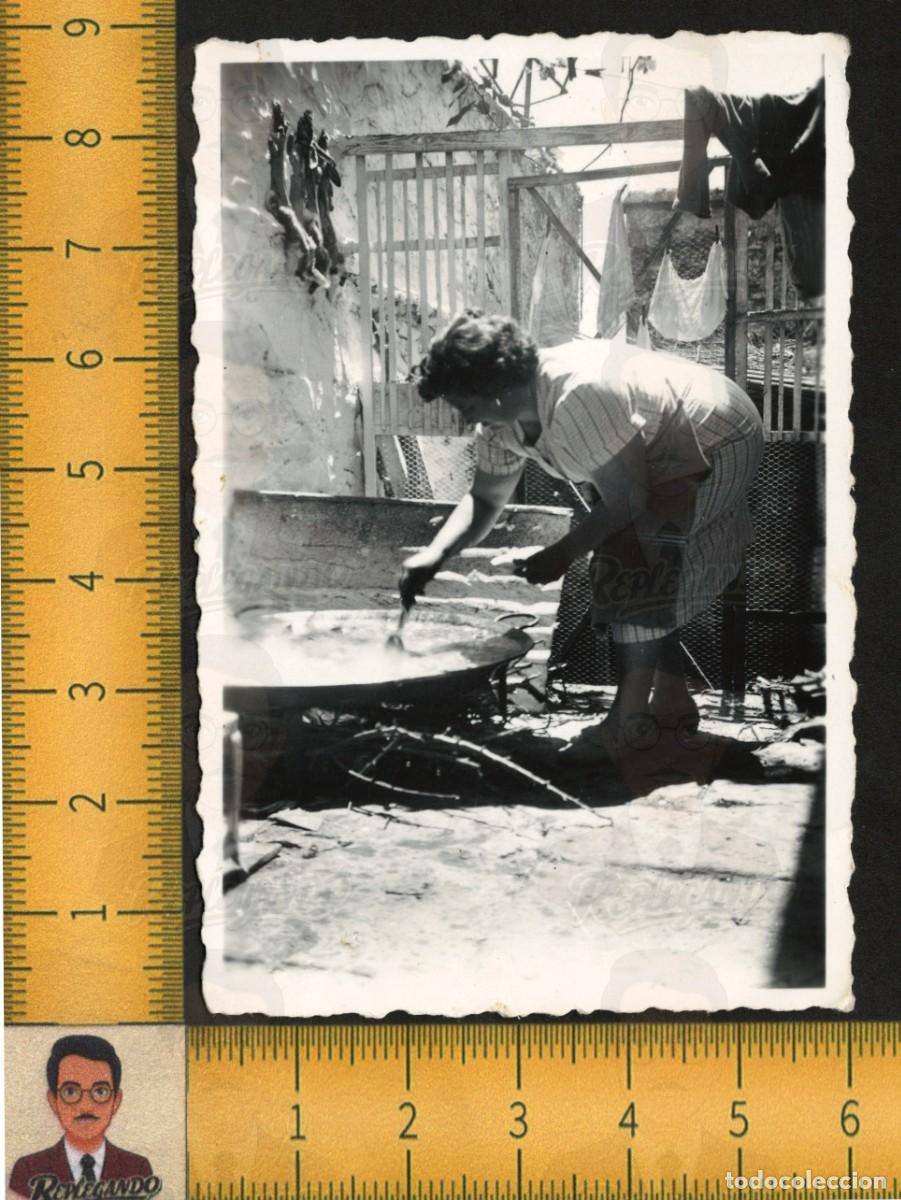 Fotograf&iacute;a antigua: MUJER COCINANDO PAELLA CONEJOS COLGADOS - ARROZ COCINA TRADICIONAL - FOTO ANTIGUA A&Ntilde;OS 50 VALENCIA