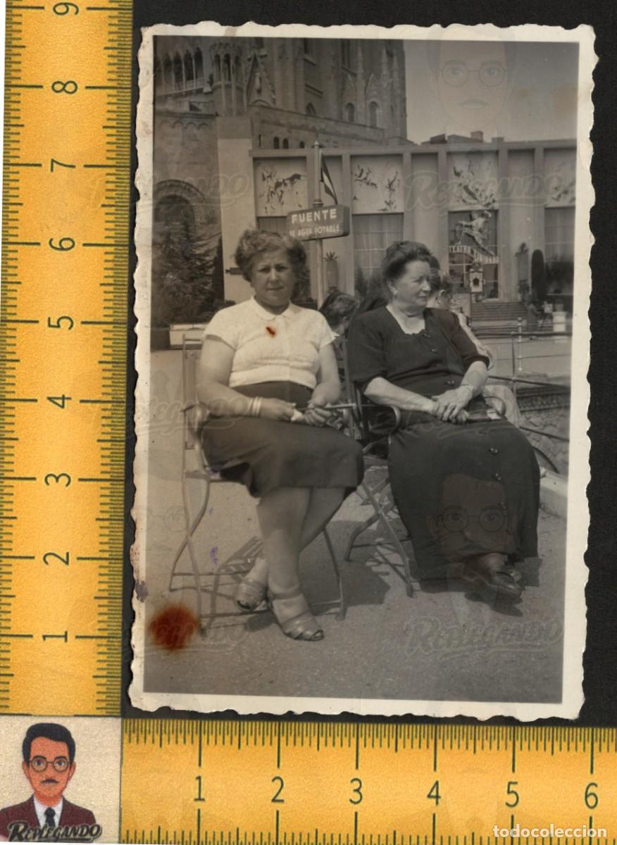 Fotograf&iacute;a antigua: BARCELONA: SE&Ntilde;ORAS EN TEATRO TIBIDABO FUENTE AGUA POTABLE SAGRADO CORAZ&Oacute;N - FOTO ANTIGUA A&Ntilde;O 1950