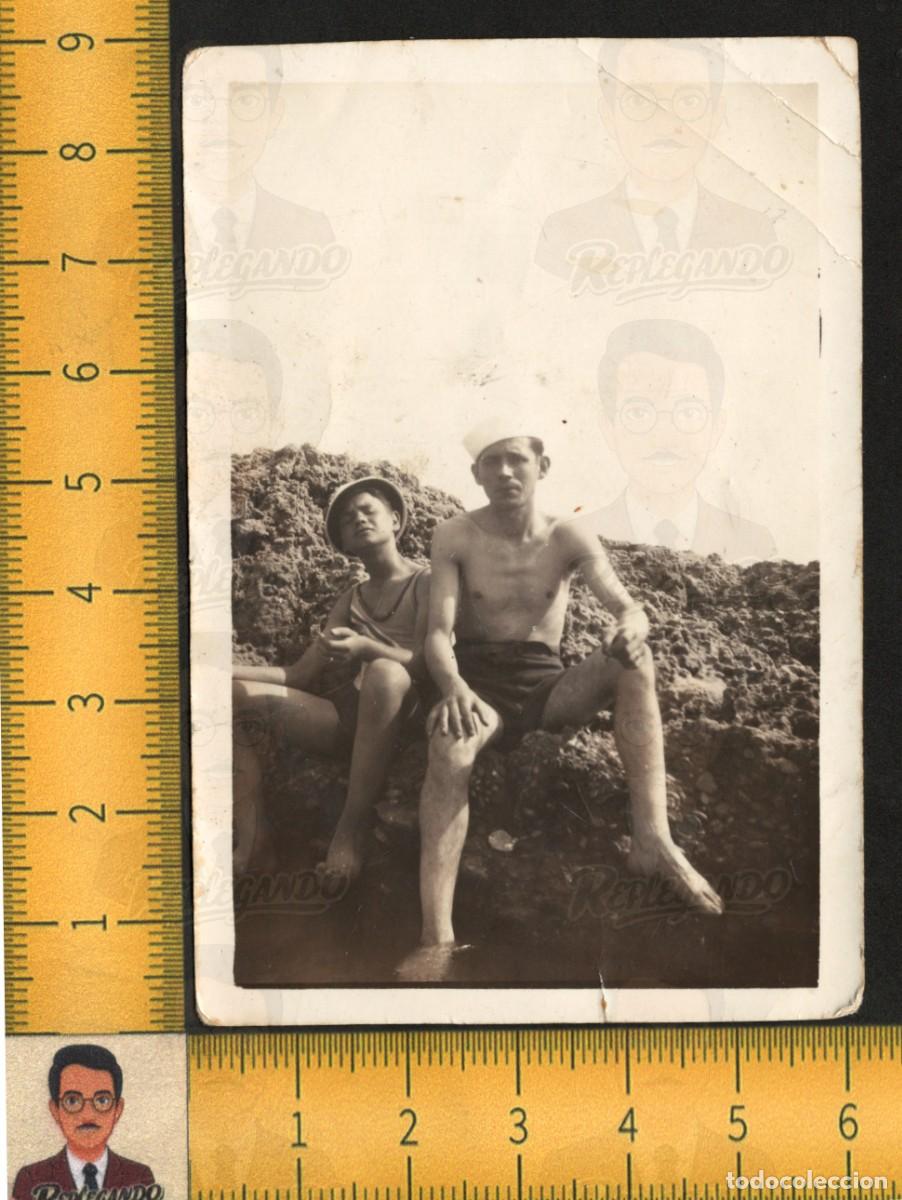 Fotograf&iacute;a antigua: SEXY PAREJA HOMBRES J&Oacute;VENES BA&Ntilde;ADOR GORRO MARINERO TORSO DESNUDO - FOTO ANTIGUA A&Ntilde;OS 50 LGTB ESPA&Ntilde;A