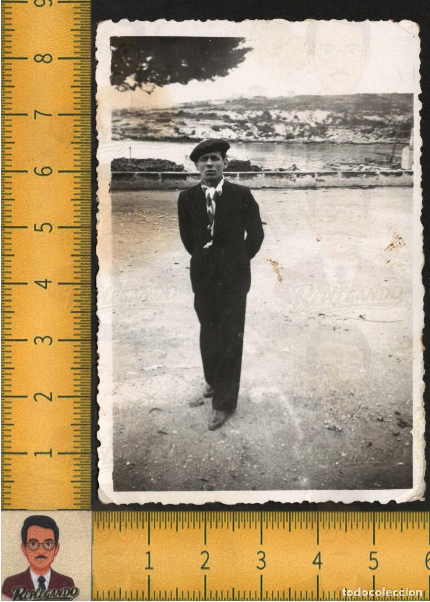 Fotograf&iacute;a antigua: ELEGANTE HOMBRE JOVEN BOINA FULAR PA&Ntilde;UELO CUELLO TRAJE POSANDO - FOTO ANTIGUA A&Ntilde;OS 50 ESPA&Ntilde;A