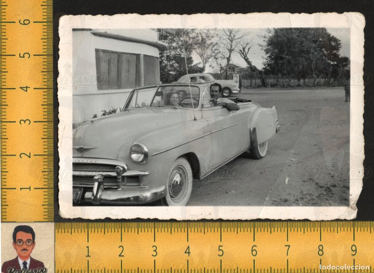 Fotograf&iacute;a antigua: CHEVROLET STYLELINE DELUXE DESCAPOTABLE COCHE CL&Aacute;SICO - PAREJA HOMBRE MUJER - FOTO ANTIGUA A&Ntilde;OS 50