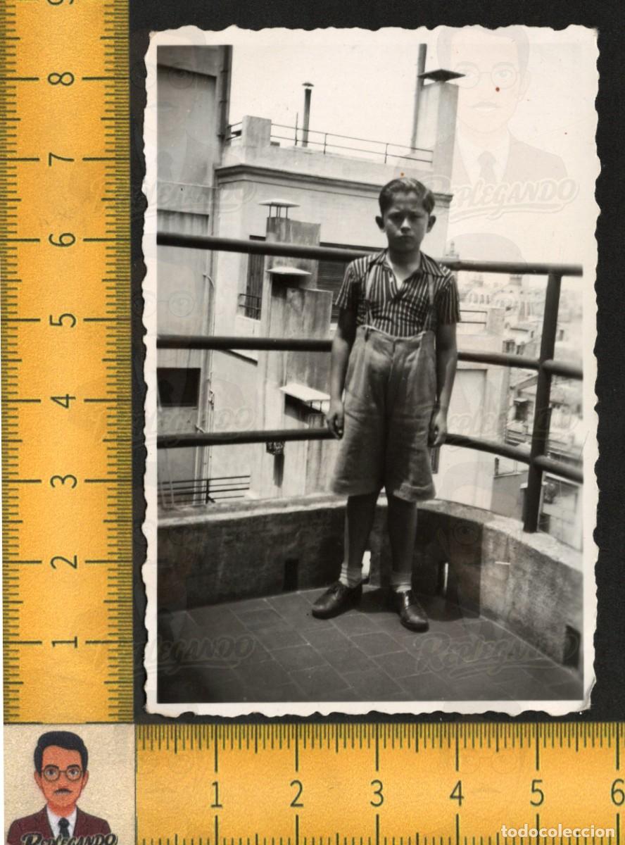 Fotograf&iacute;a antigua: SIMP&Aacute;TICO NI&Ntilde;O POSANDO CAMISA RAYAS PANTAL&Oacute;N CORTO TIRANTES - FOTO ANTIGUA A&Ntilde;OS 50 INFANCIA FELIZ