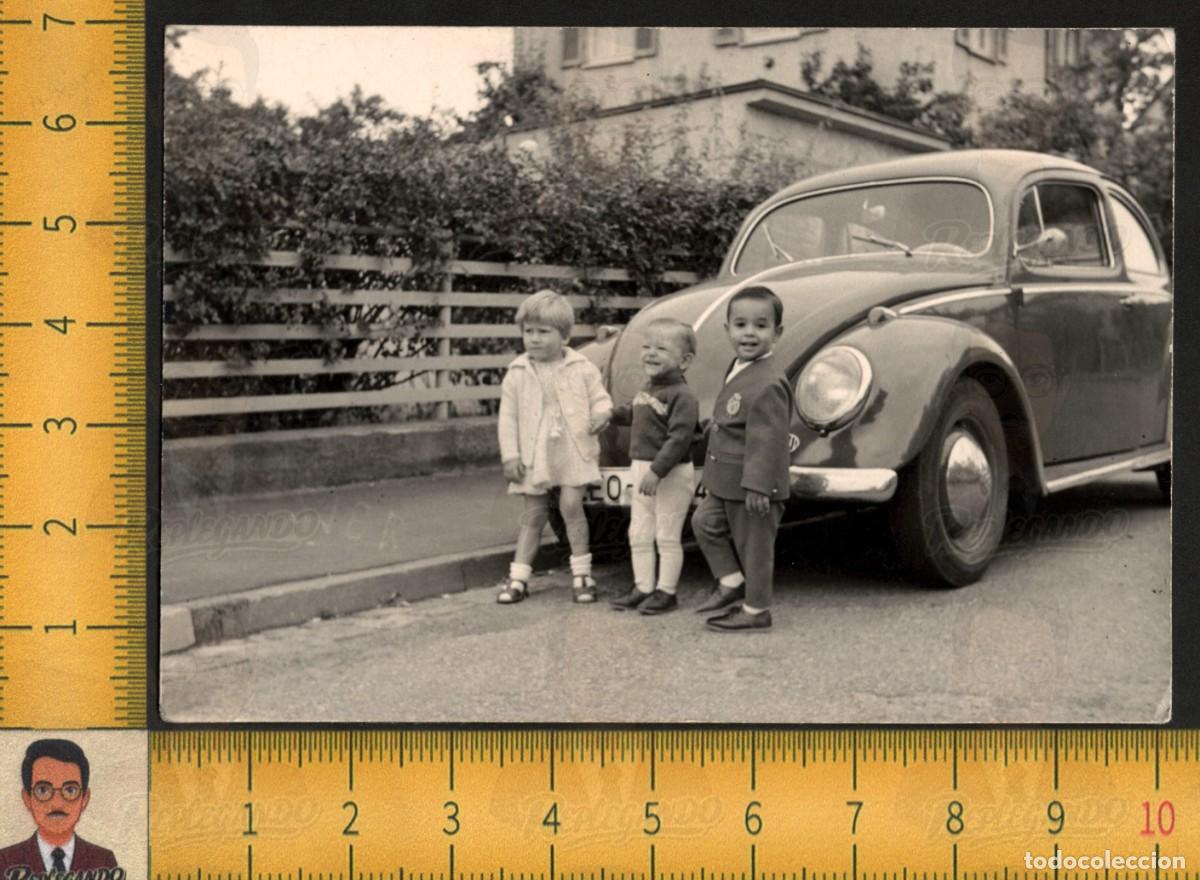 Fotograf&iacute;a antigua: SIMP&Aacute;TICO TR&Iacute;O NI&Ntilde;OS POSANDO COCHE CL&Aacute;SICO VOLKSWAGEN ESCARABAJO BEETLE - FOTO ANTIGUA A&Ntilde;OS 60