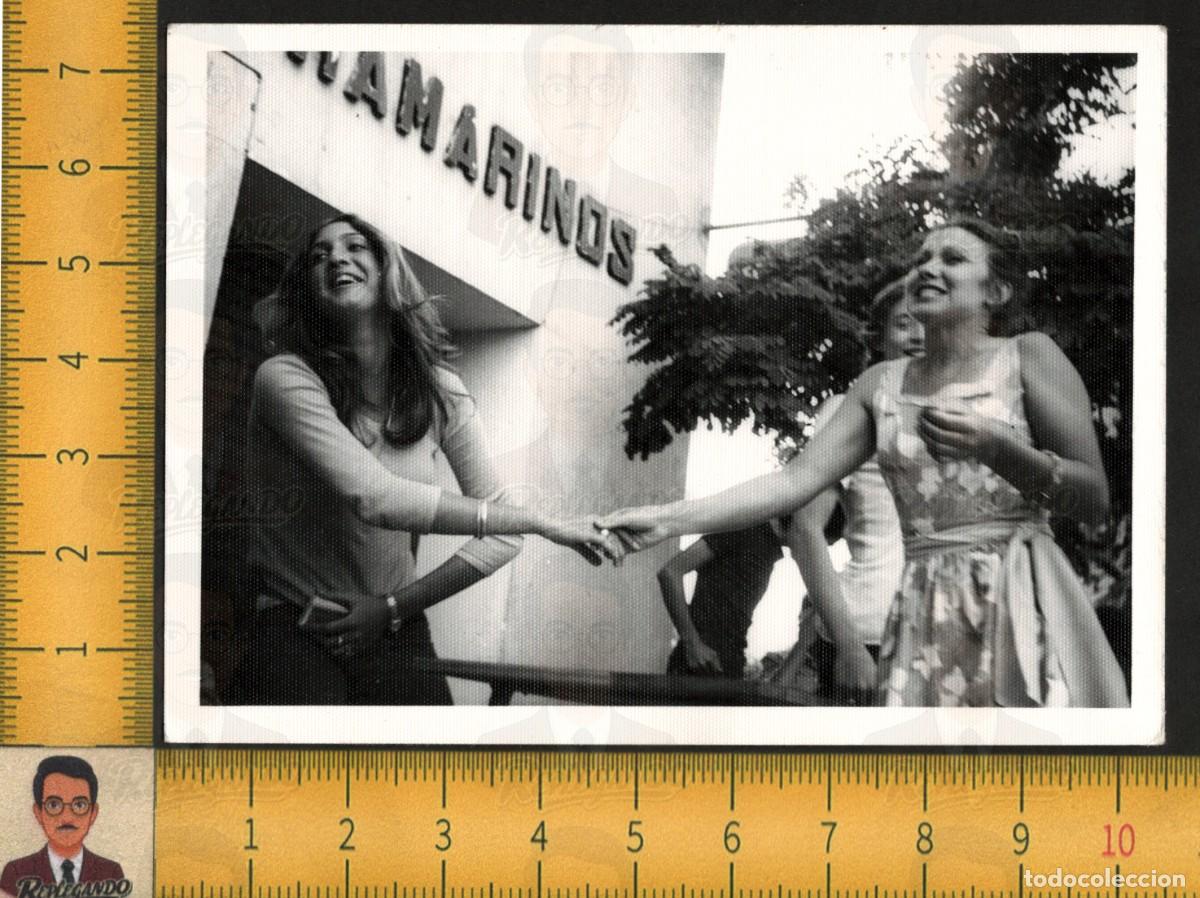 Fotograf&iacute;a antigua: LAS CHICAS DEL ULTRAMARINOS : PAREJA MUJERES GUAPAS SONRISA - FOTOGRAF&Iacute;A ANTIGUA ART&Iacute;STICA A&Ntilde;OS 60