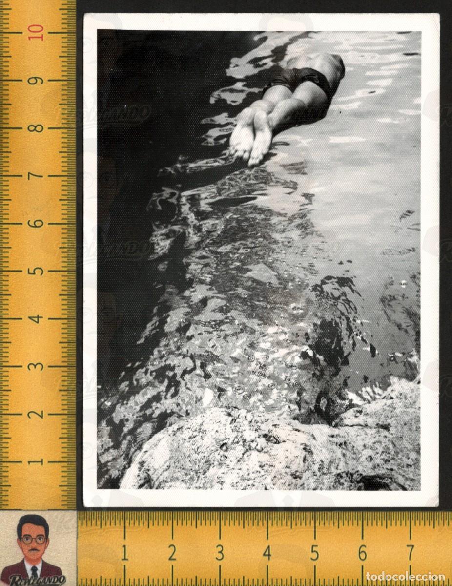Fotograf&iacute;a antigua: CHICO SEXY BA&Ntilde;ADOR SALTO DE CABEZA AL MAR DESDE ROCA - FOTOGRAF&Iacute;A ANTIGUA ART&Iacute;STICA LGBT A&Ntilde;OS 60