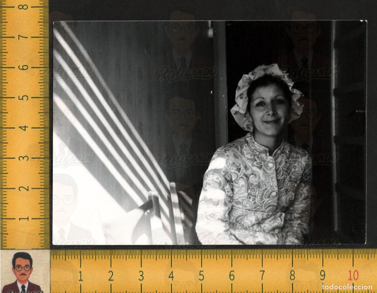 Fotograf&iacute;a antigua: BELLA MUJER JOVEN GUAPA SONRISA BATA GORRO BA&Ntilde;O LUZ Y SOMBRAS - FOTOGRAF&Iacute;A ANTIGUA ART&Iacute;STICA A&Ntilde;OS 60
