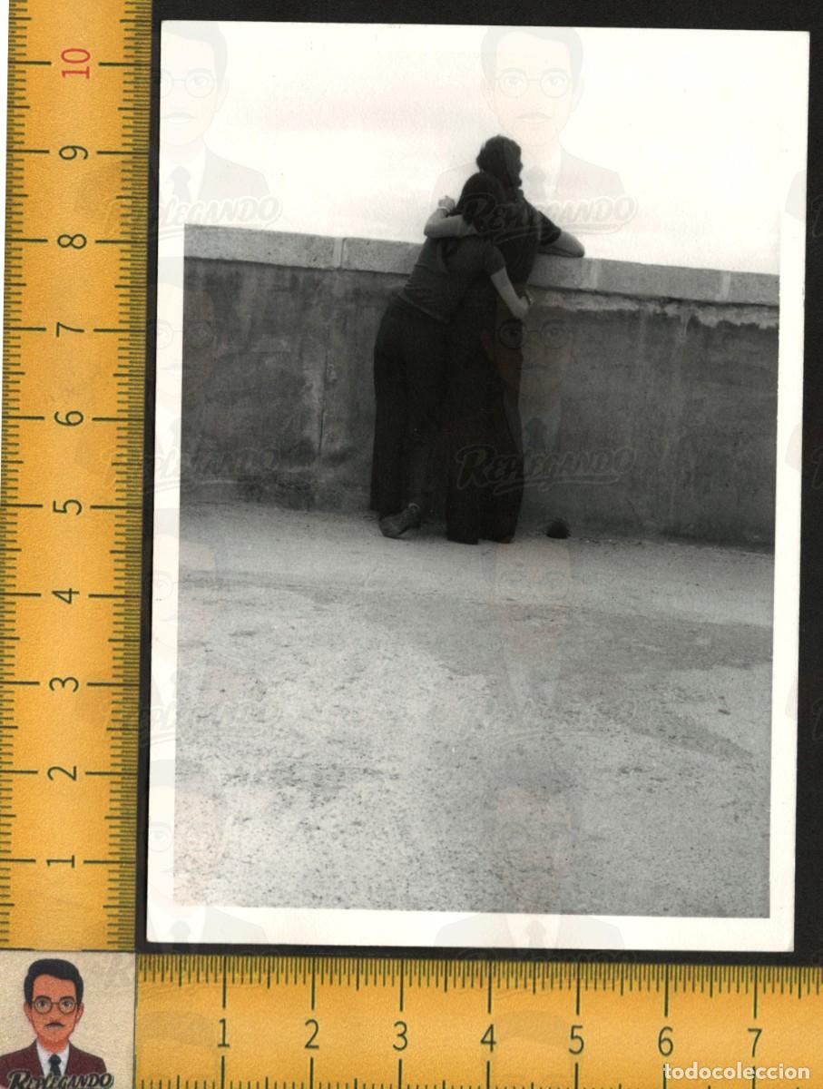 Fotograf&iacute;a antigua: PAREJA ENAMORADA ABRAZADA ESPALDAS MIRANDO AL INFINITO - FOTOGRAF&Iacute;A ANTIGUA ART&Iacute;STICA A&Ntilde;OS 60