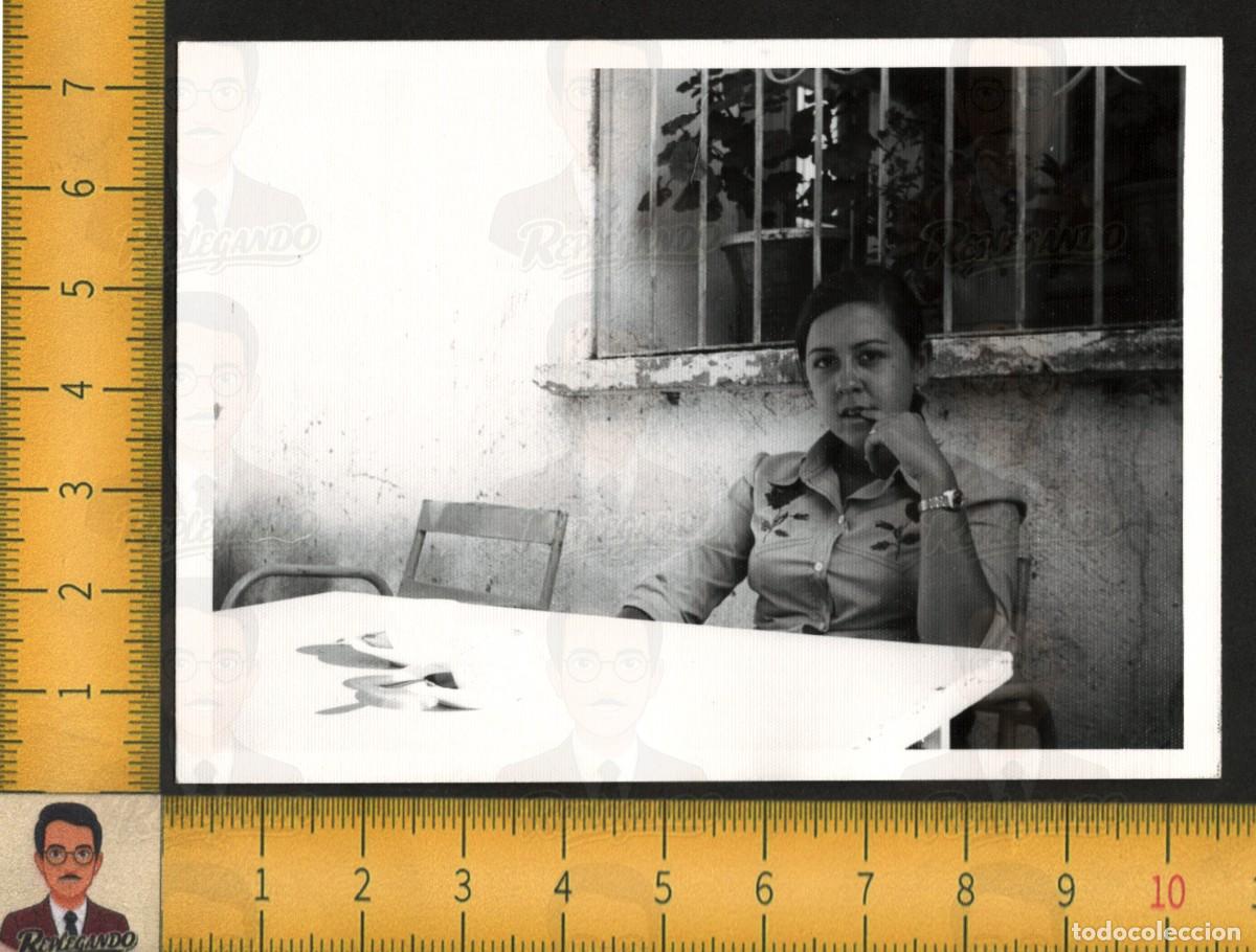 Fotograf&iacute;a antigua: CHICA JOVEN SEXY GUAPA MUERDE DEDO BLUSA FLORES MACETAS - FOTO ANTIGUA ART&Iacute;STICA A&Ntilde;OS 60