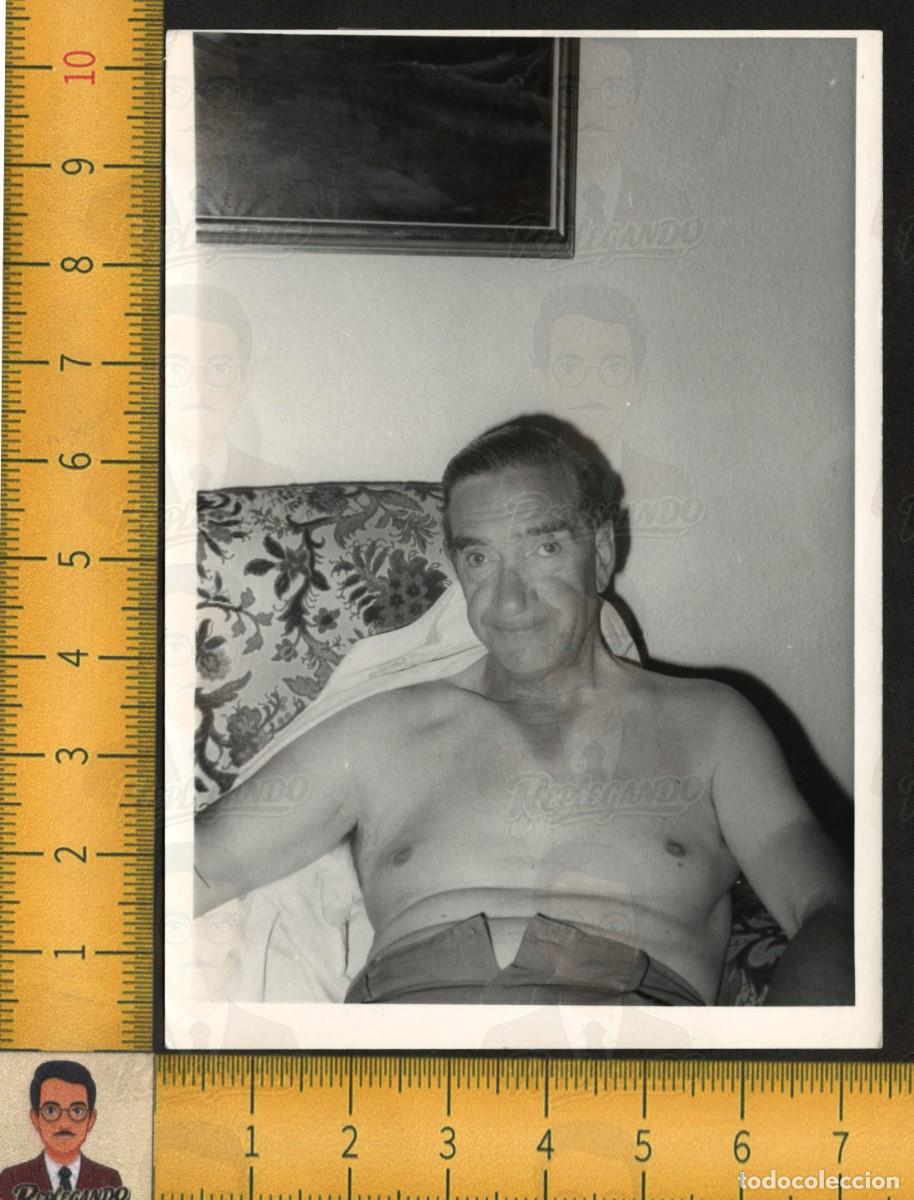 Fotograf&iacute;a antigua: HOMBRE MADURO TORSO DESNUDO MIRADA ENIGM&Aacute;TICA MEDIA SONRISA SILL&Oacute;N - FOTO ANTIGUA ART&Iacute;STICA A&Ntilde;OS 60
