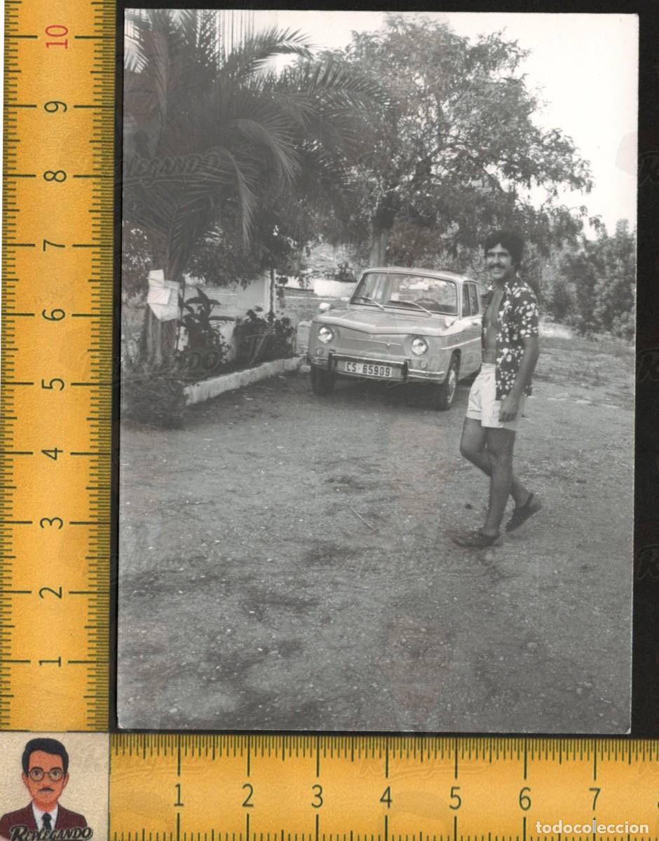 Fotograf&iacute;a antigua: CHICO SEXY GUAPO BIGOTE CAMISA ESTAMPADA RENAULT 8 CASTELL&Oacute;N - FOTO ANTIGUA ART&Iacute;STICA LGTB A&Ntilde;OS 60