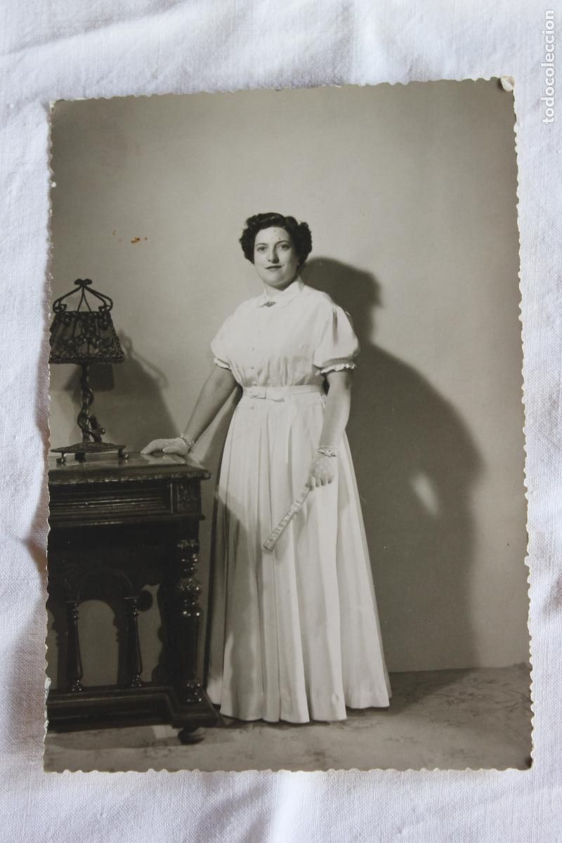 Fotograf&iacute;a antigua: SE&Ntilde;ORA CON TRAJE LARGO BLANCO Y ABANICO SIN AUTOR