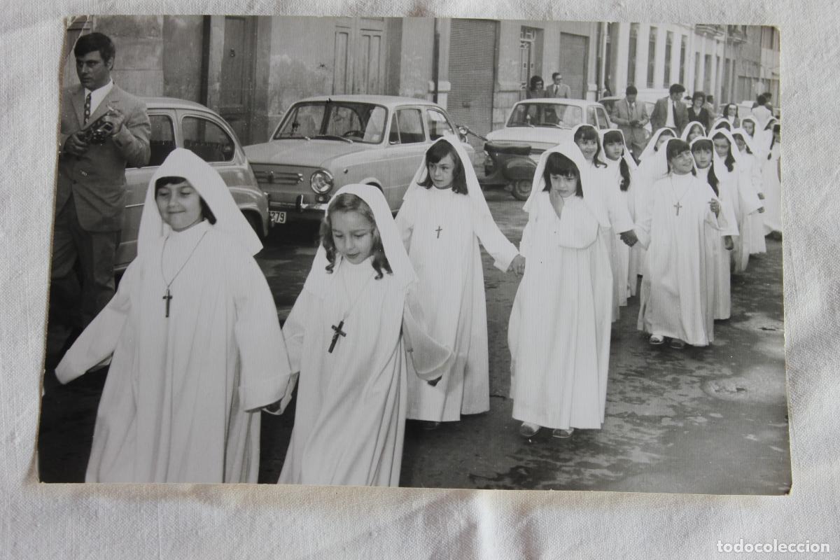 Fotograf&iacute;a antigua: NI&Ntilde;AS EN PROCESION 1971 DETRAS COCHES SEAT FOTOS JIMENEZ ALICANTE
