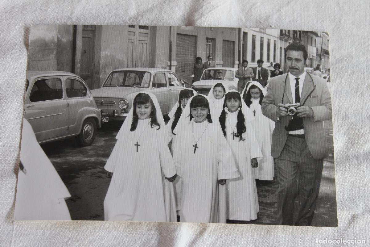 Fotograf&iacute;a antigua: NI&Ntilde;AS DE COMUNION 1971 DETRAS COCHES SEAT FOTOS JIMENEZ ALICANTE