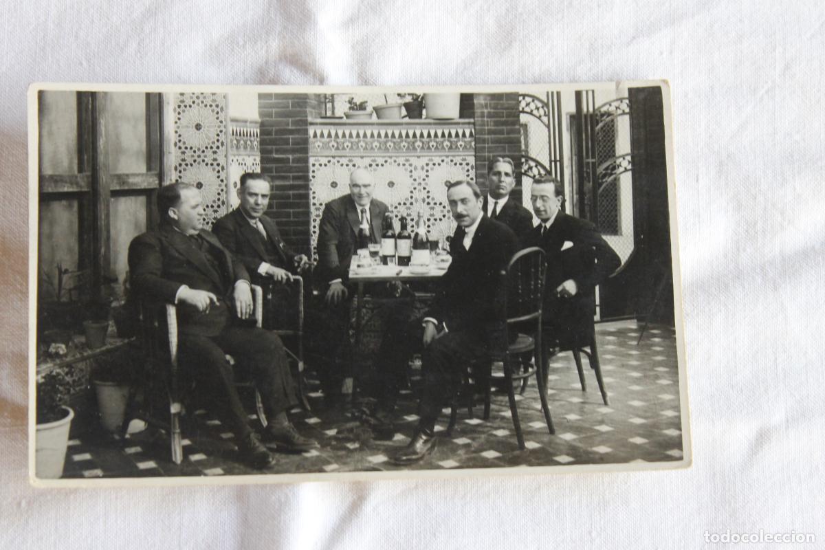 Fotograf&iacute;a antigua: TERTULIA CON BEBIDAS PATIO ANDALUZ SIN AUTOR